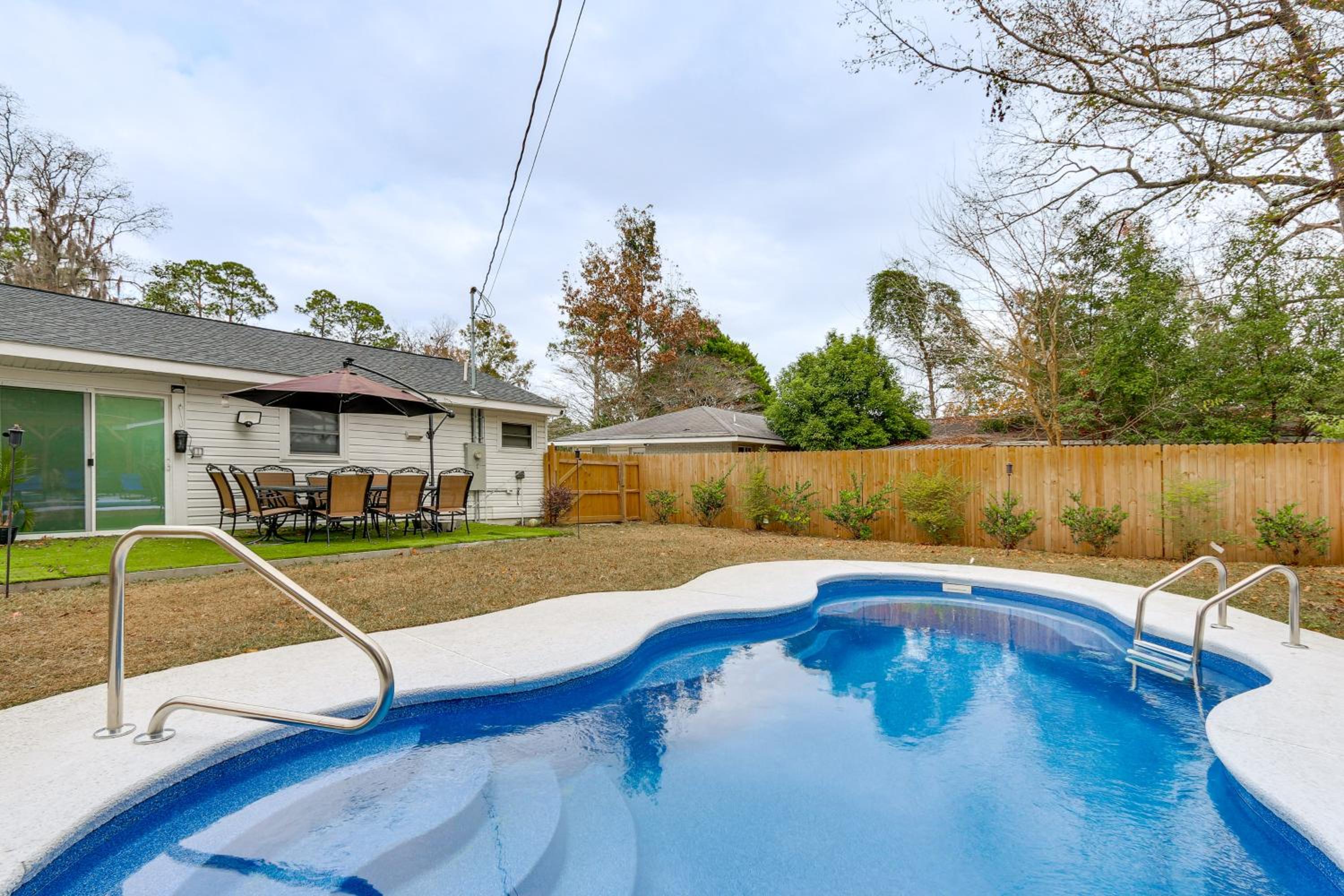 Pool, Hot Tub and Backyard Fun! Savannah Retreat