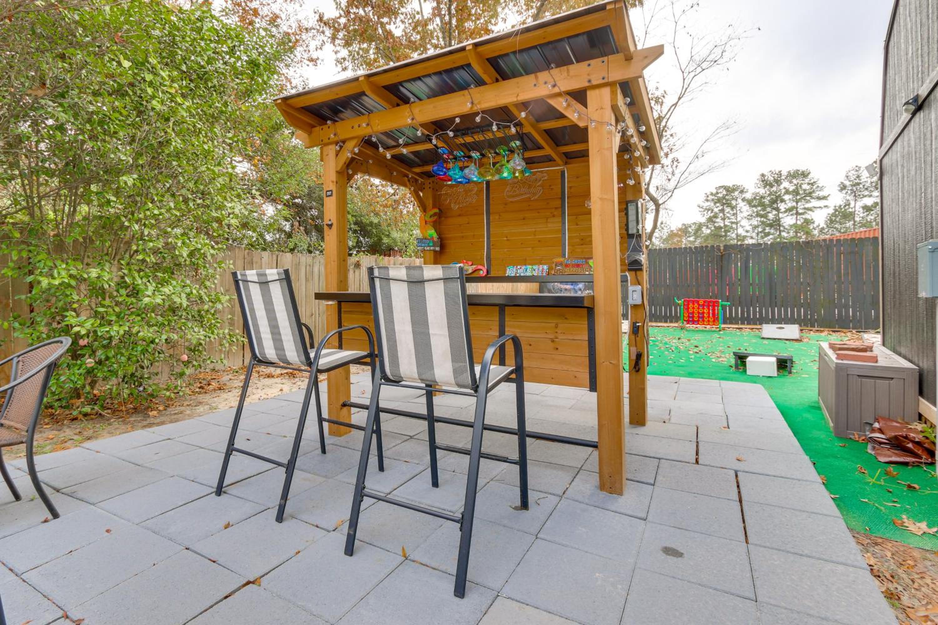 Pool, Hot Tub and Backyard Fun! Savannah Retreat