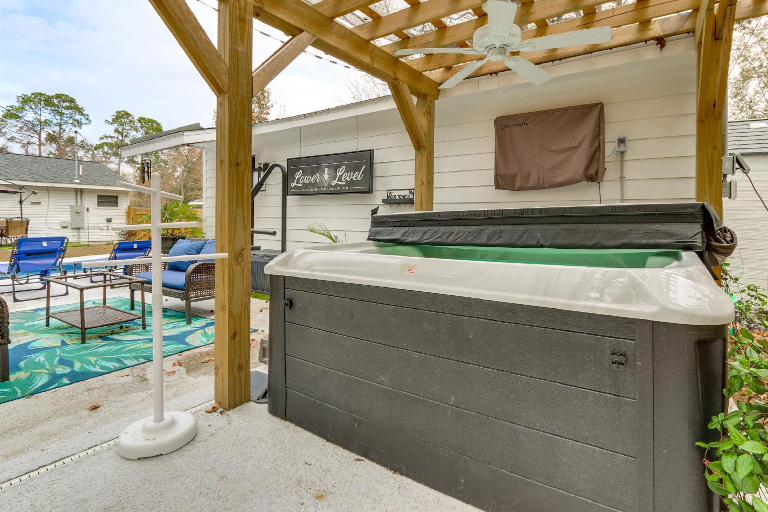 Pool, Hot Tub and Backyard Fun! Savannah Retreat