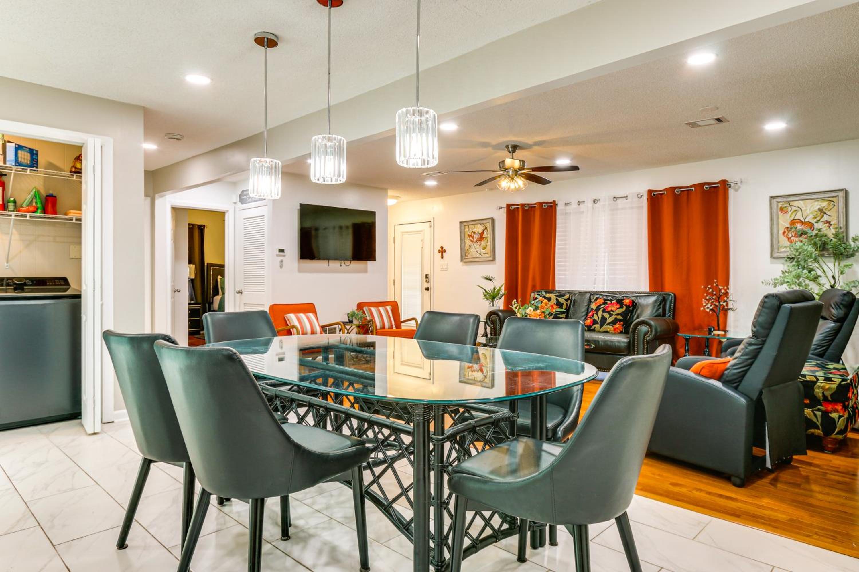 Pool, Hot Tub and Backyard Fun! Savannah Retreat