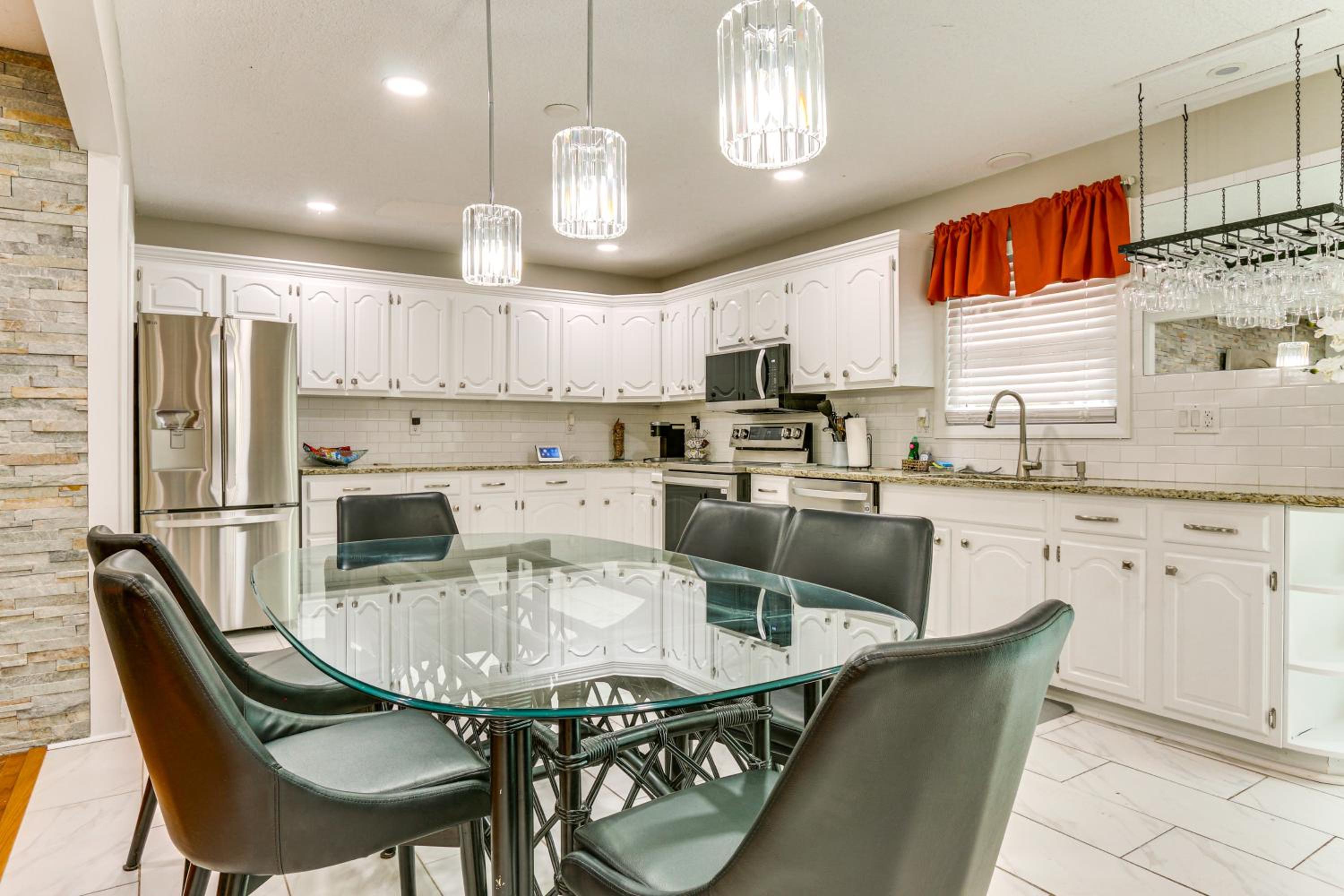 Pool, Hot Tub and Backyard Fun! Savannah Retreat