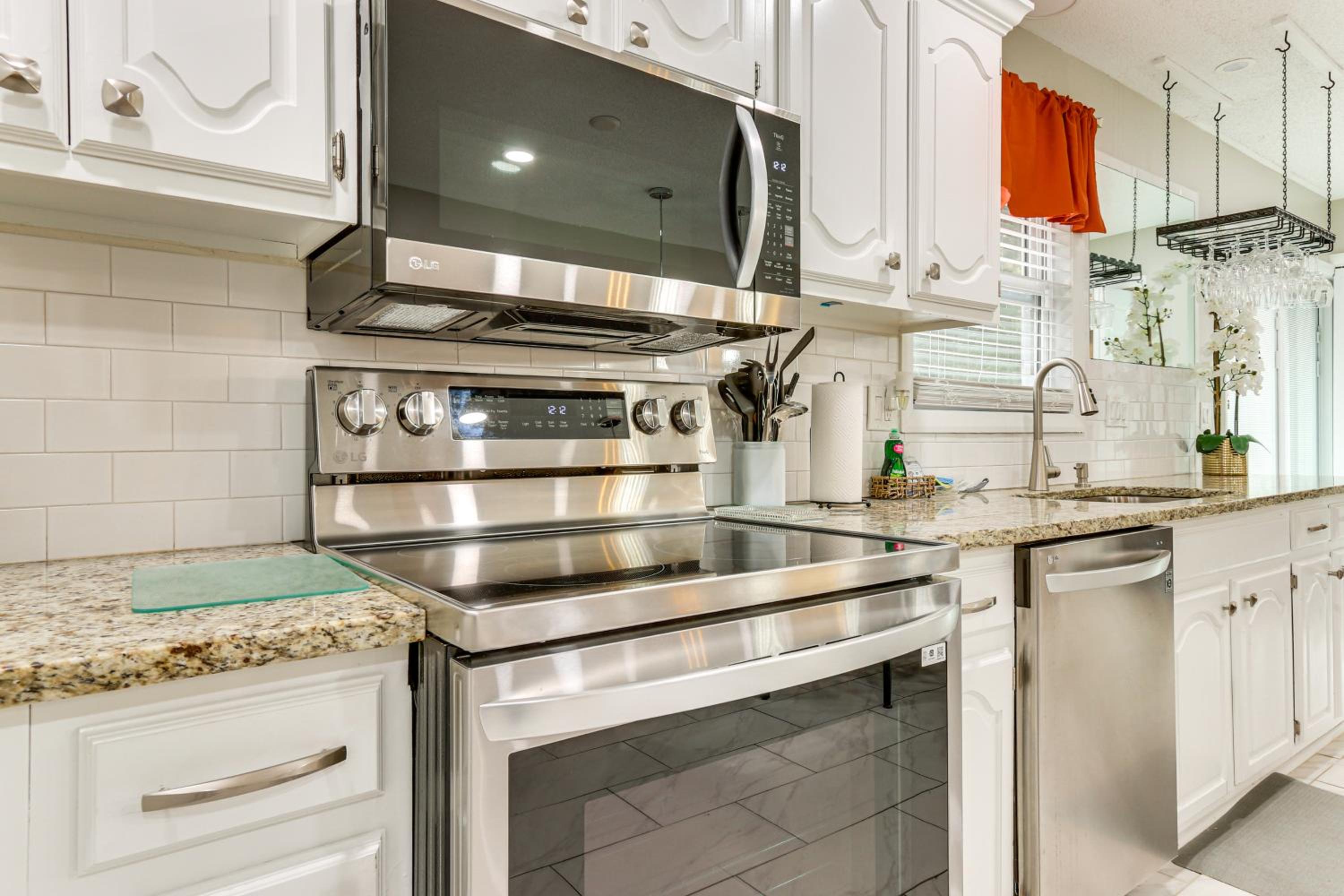 Pool, Hot Tub and Backyard Fun! Savannah Retreat