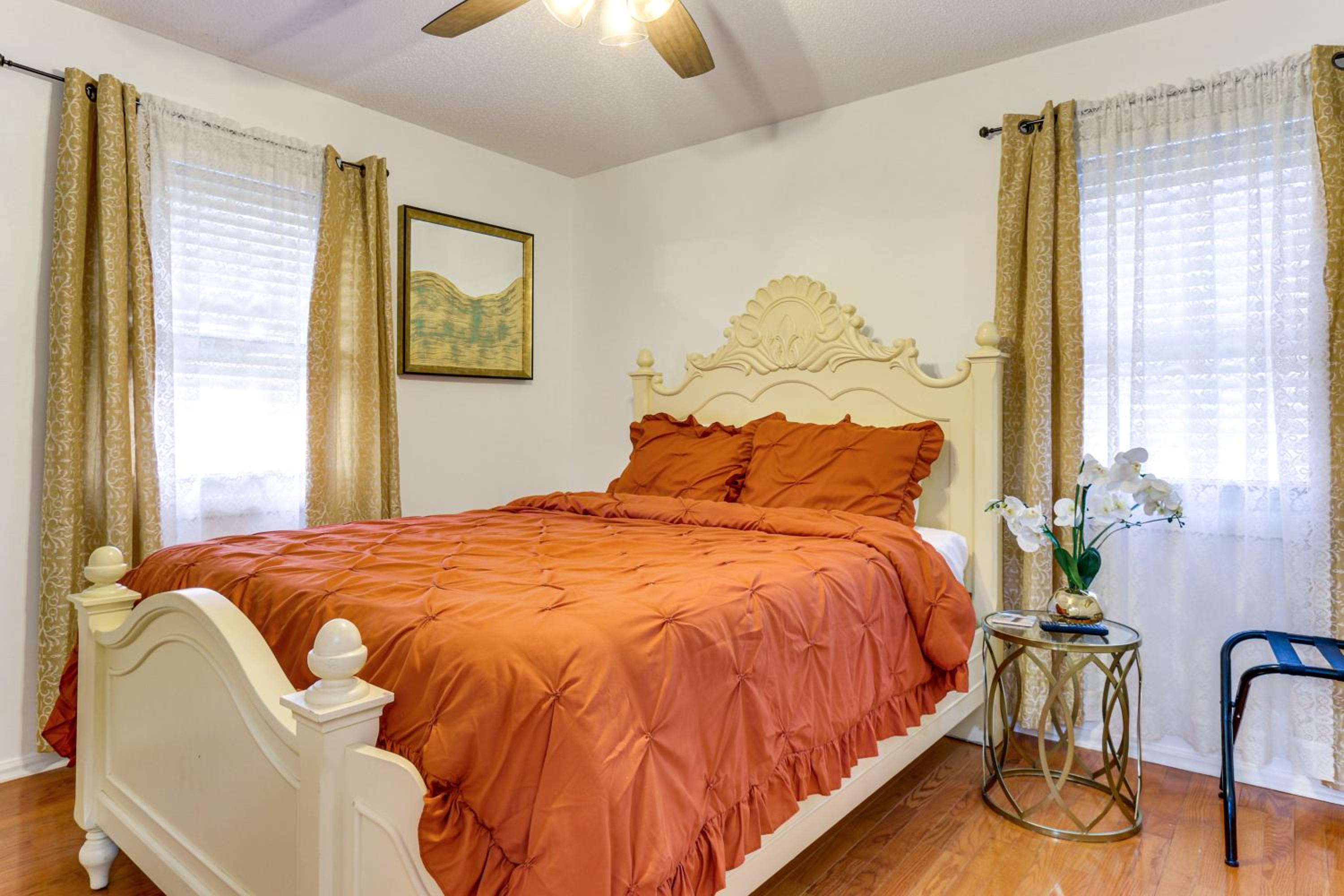Pool, Hot Tub and Backyard Fun! Savannah Retreat