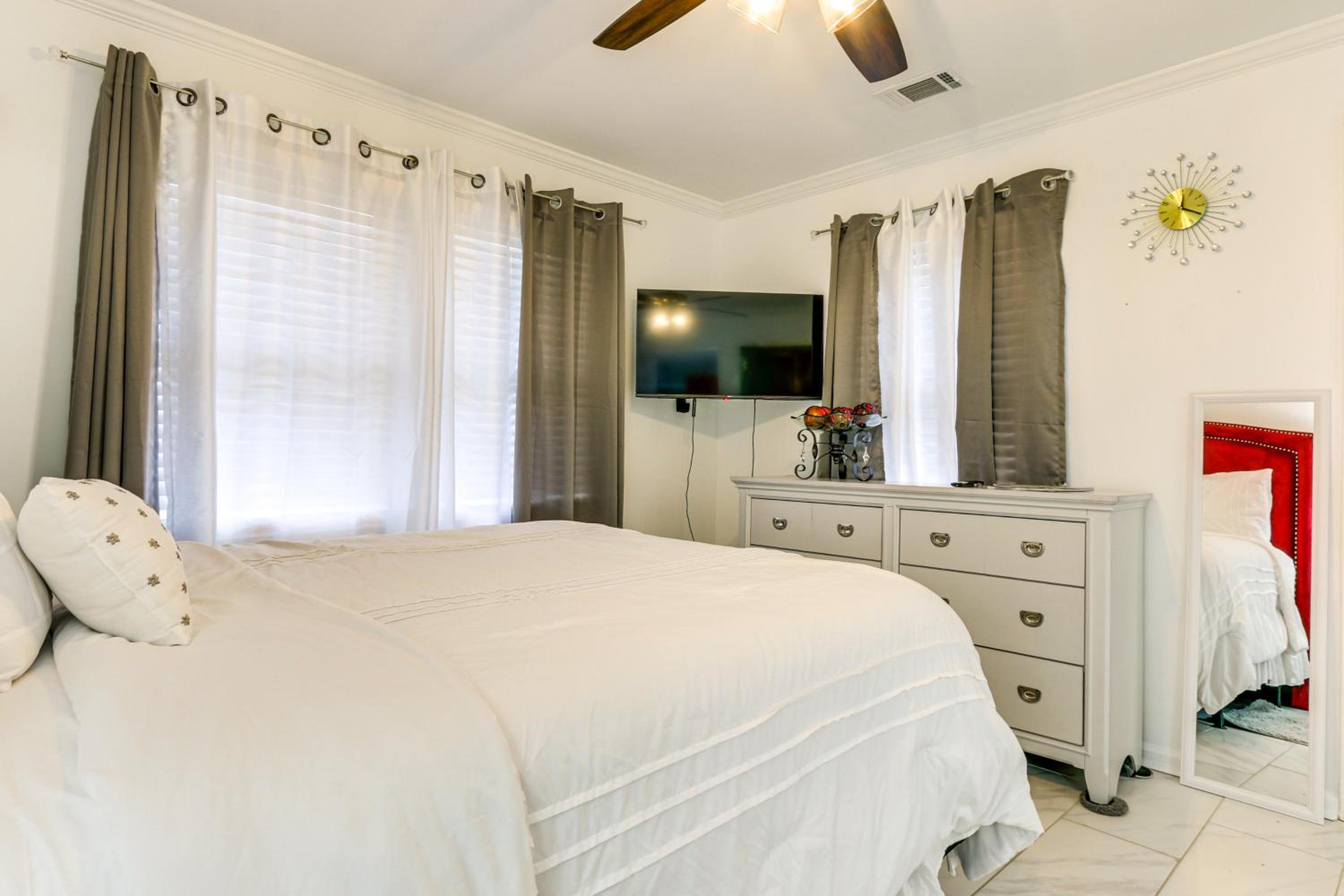 Pool, Hot Tub and Backyard Fun! Savannah Retreat