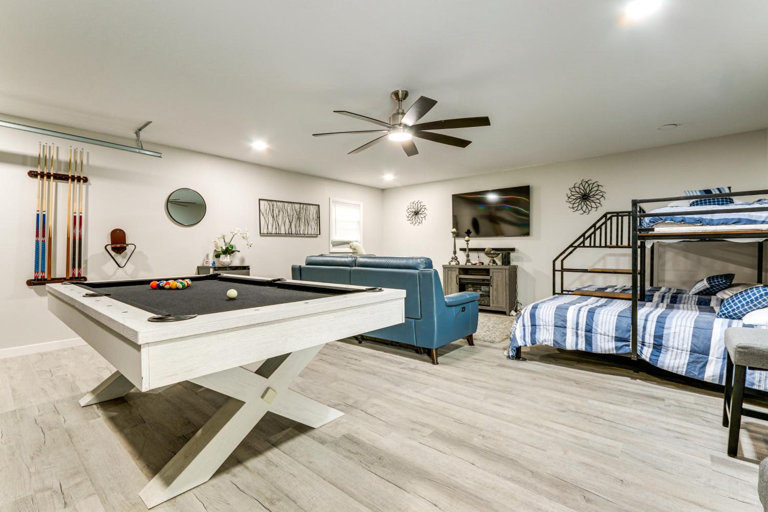 Pool, Hot Tub and Backyard Fun! Savannah Retreat