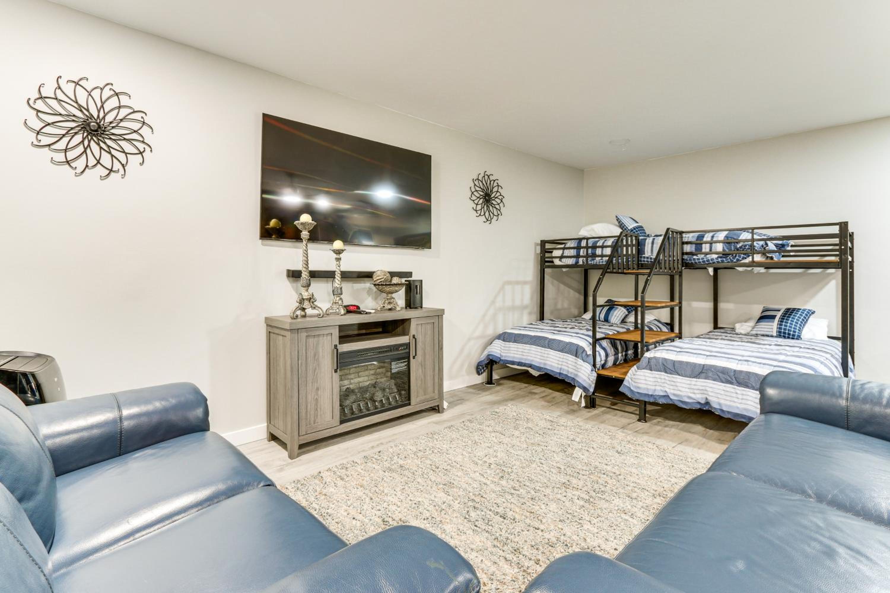 Pool, Hot Tub and Backyard Fun! Savannah Retreat