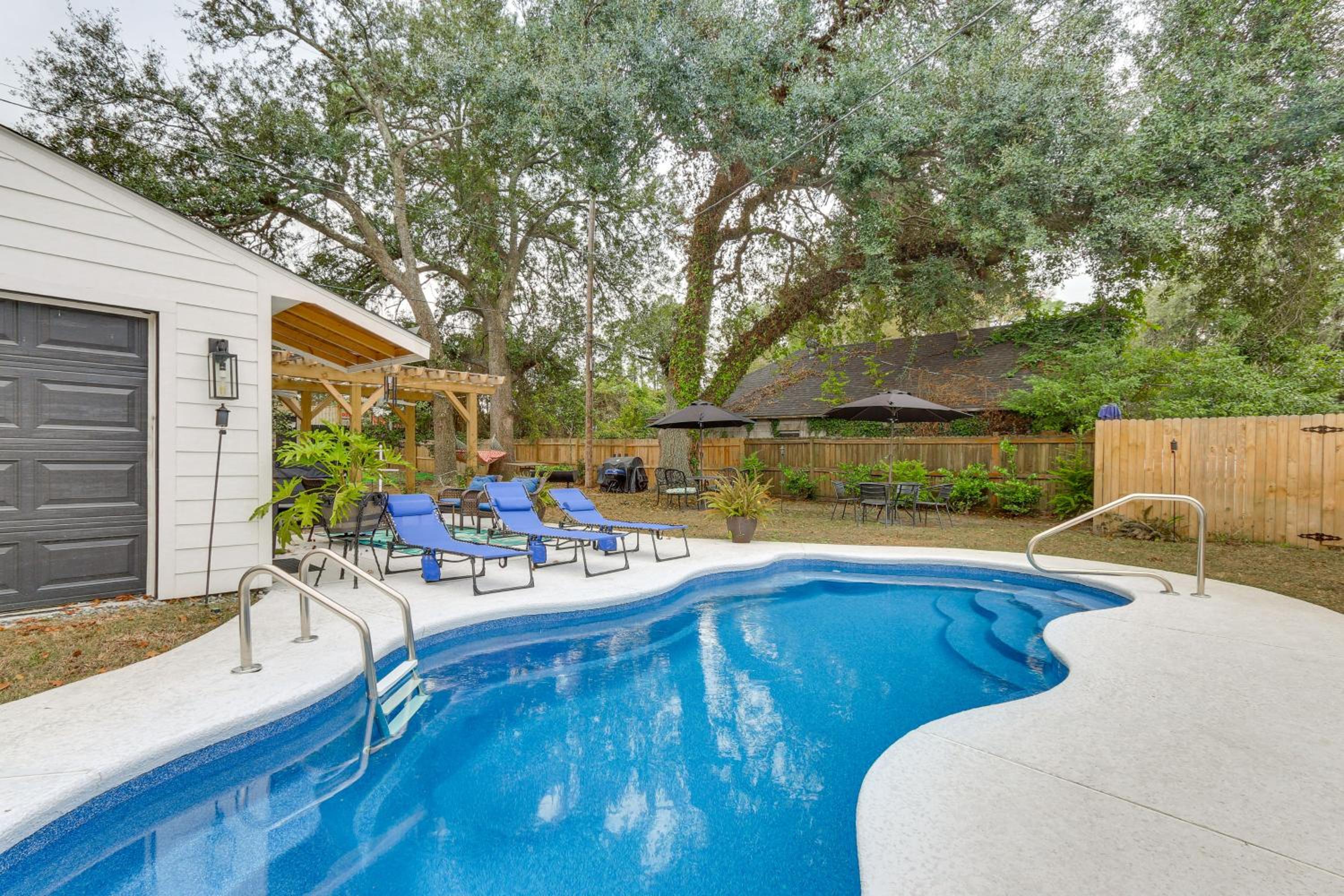Pool, Hot Tub and Backyard Fun! Savannah Retreat