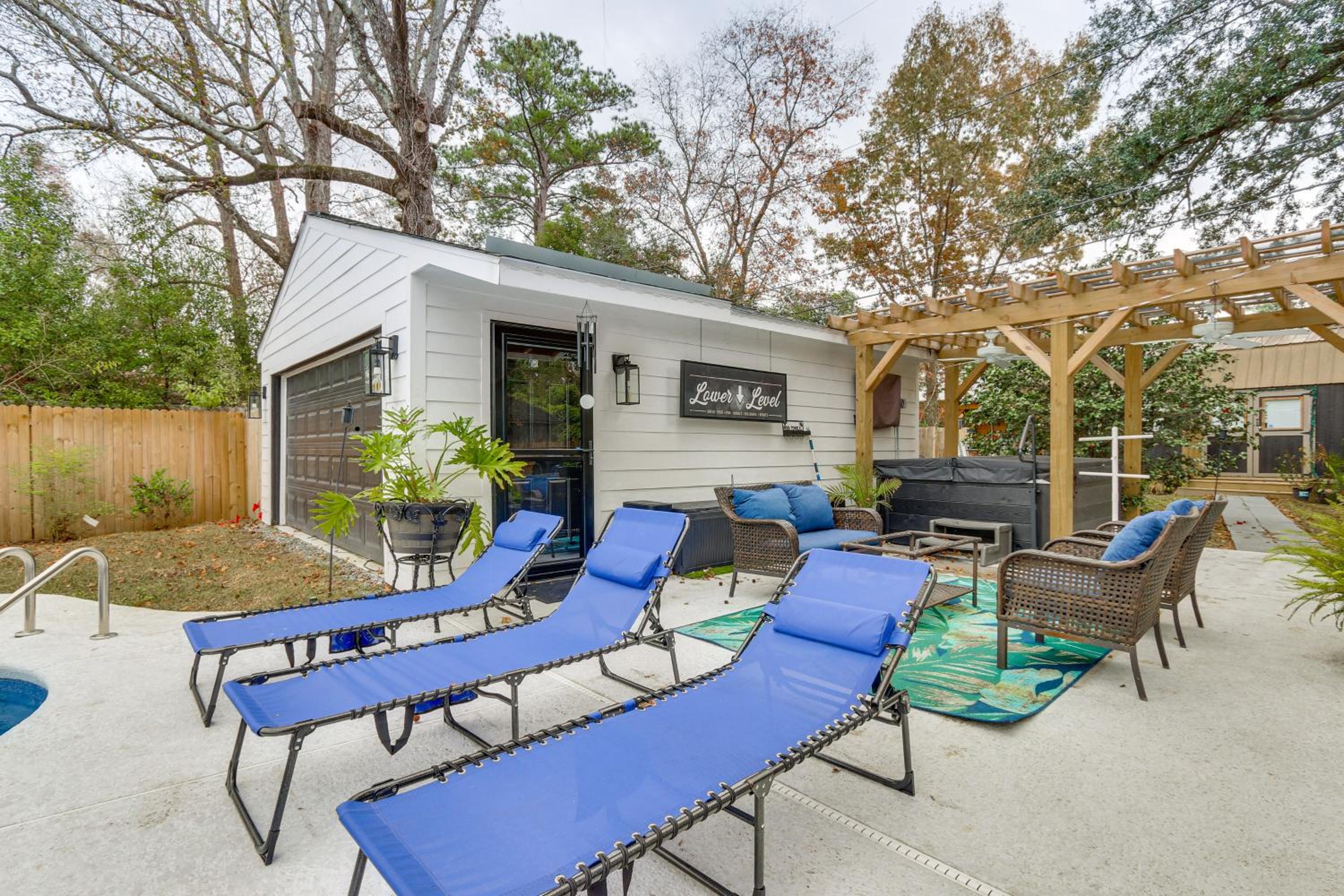 Pool, Hot Tub and Backyard Fun! Savannah Retreat