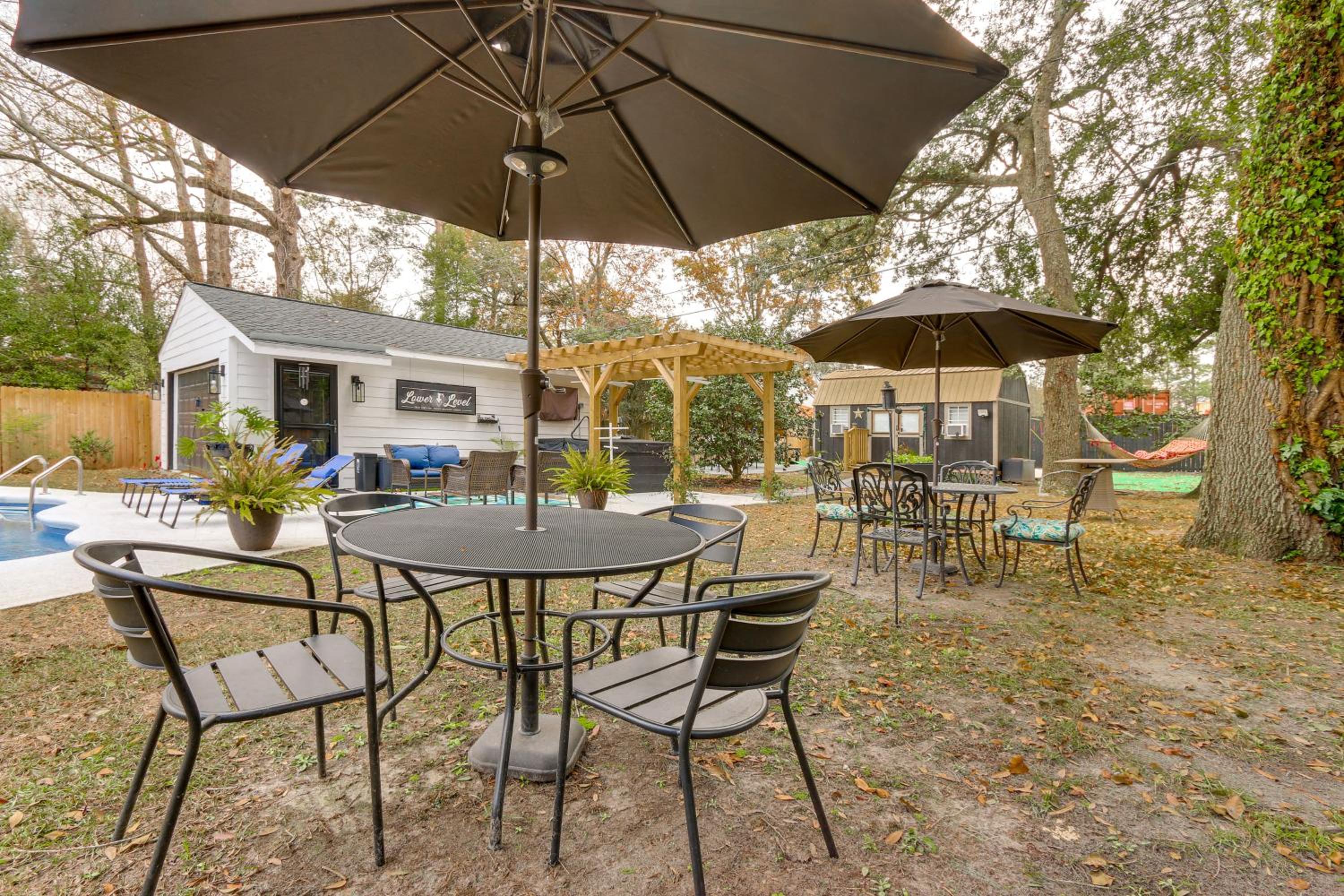 Pool, Hot Tub and Backyard Fun! Savannah Retreat