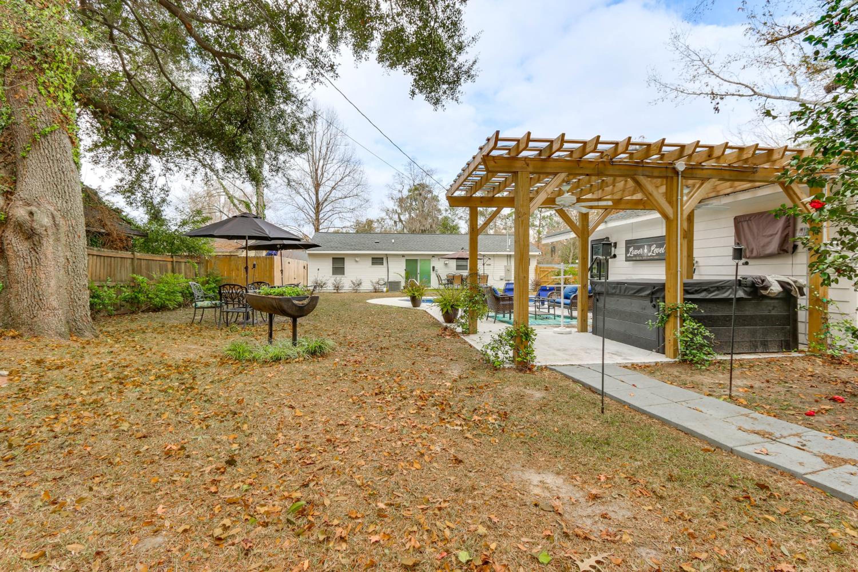 Pool, Hot Tub and Backyard Fun! Savannah Retreat