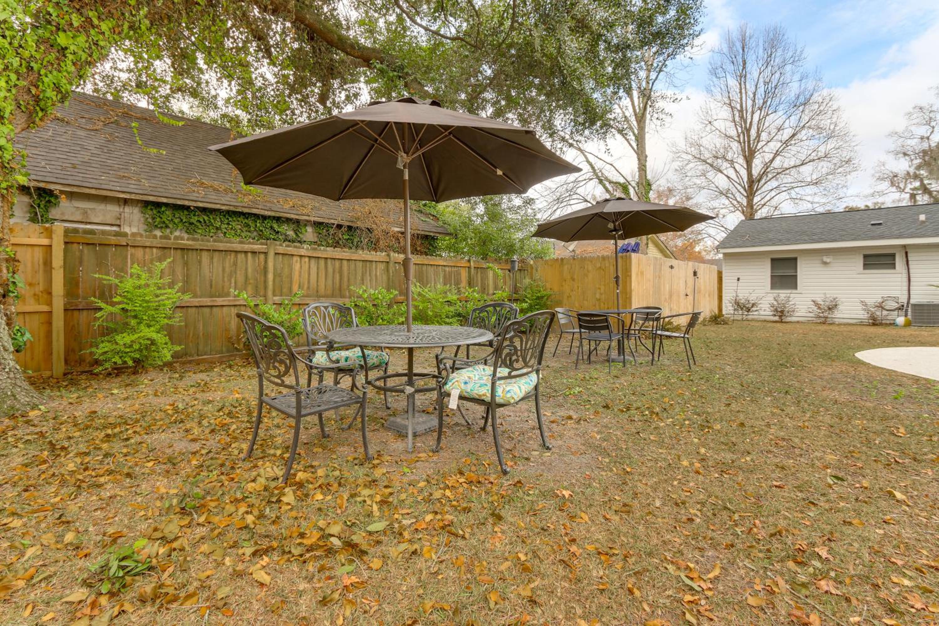 Pool, Hot Tub and Backyard Fun! Savannah Retreat