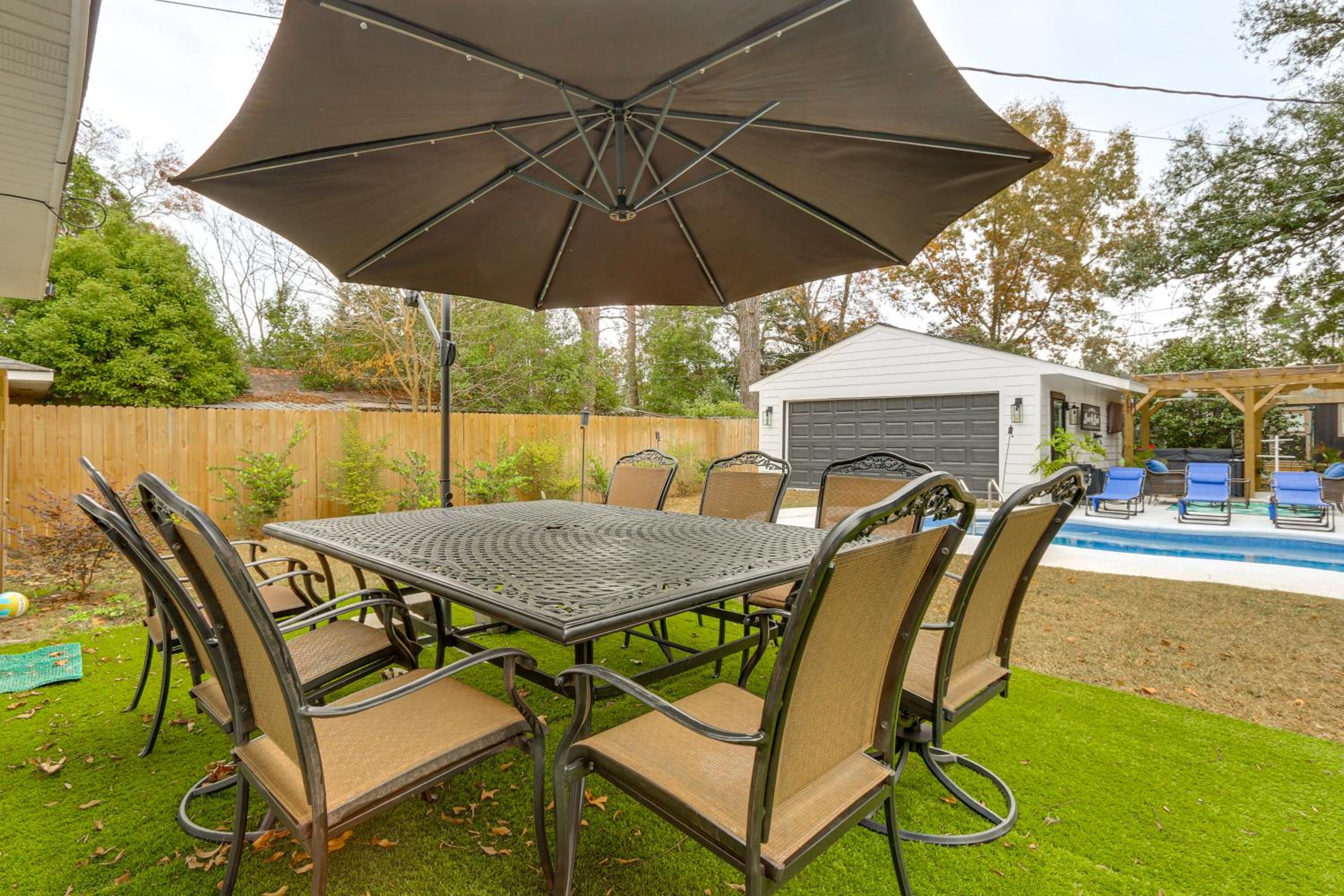 Pool, Hot Tub and Backyard Fun! Savannah Retreat