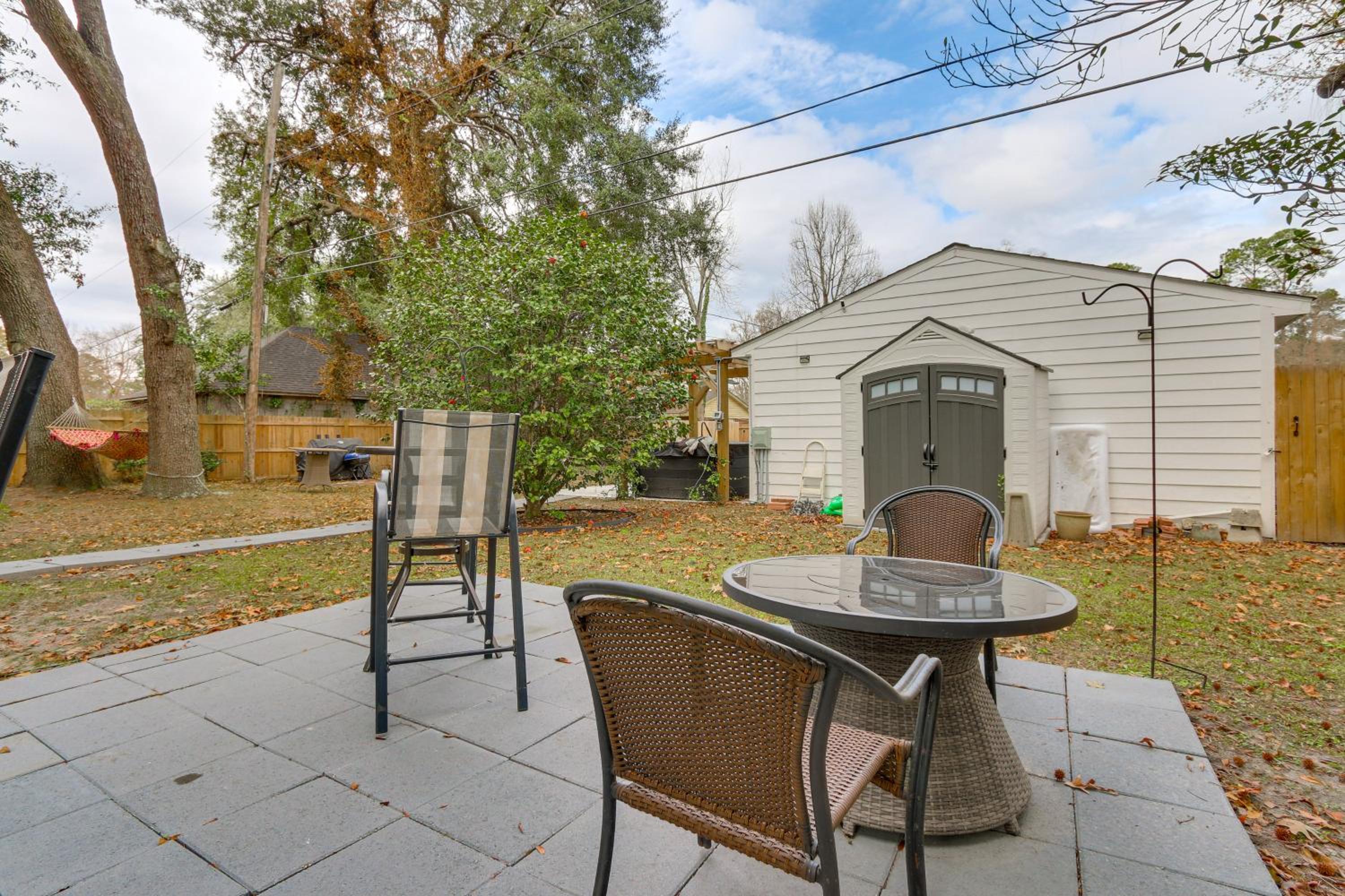 Pool, Hot Tub and Backyard Fun! Savannah Retreat