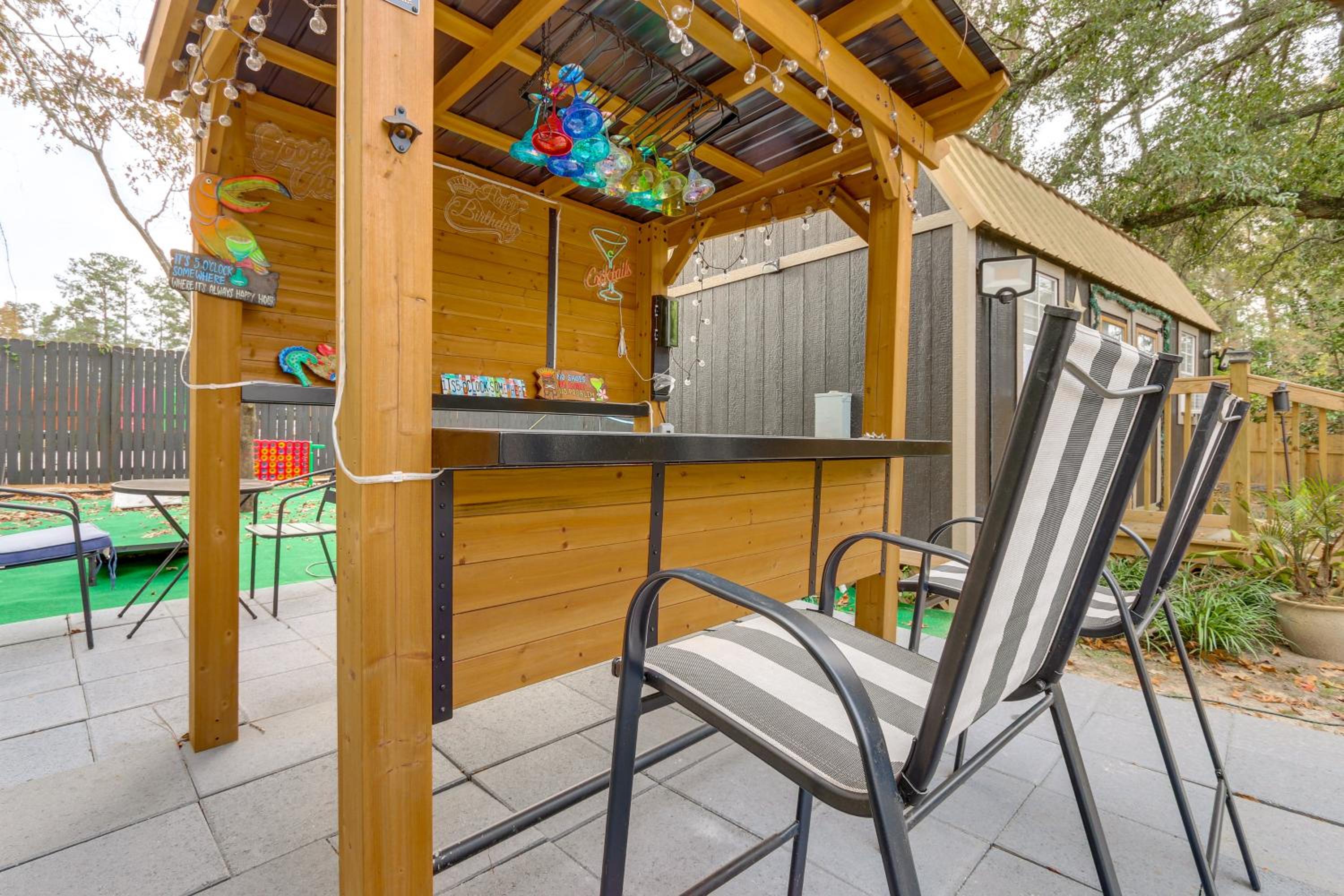 Pool, Hot Tub and Backyard Fun! Savannah Retreat