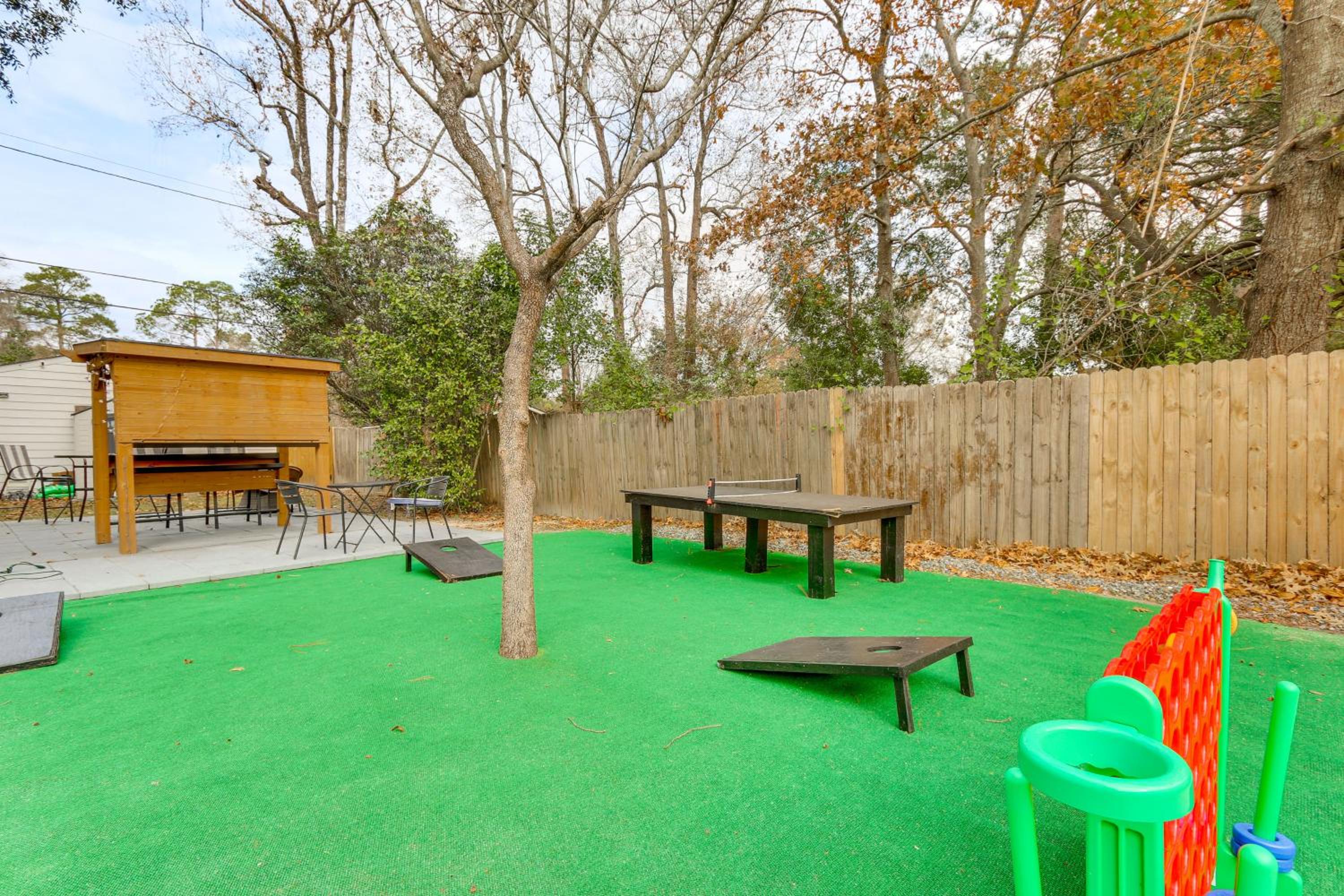 Pool, Hot Tub and Backyard Fun! Savannah Retreat
