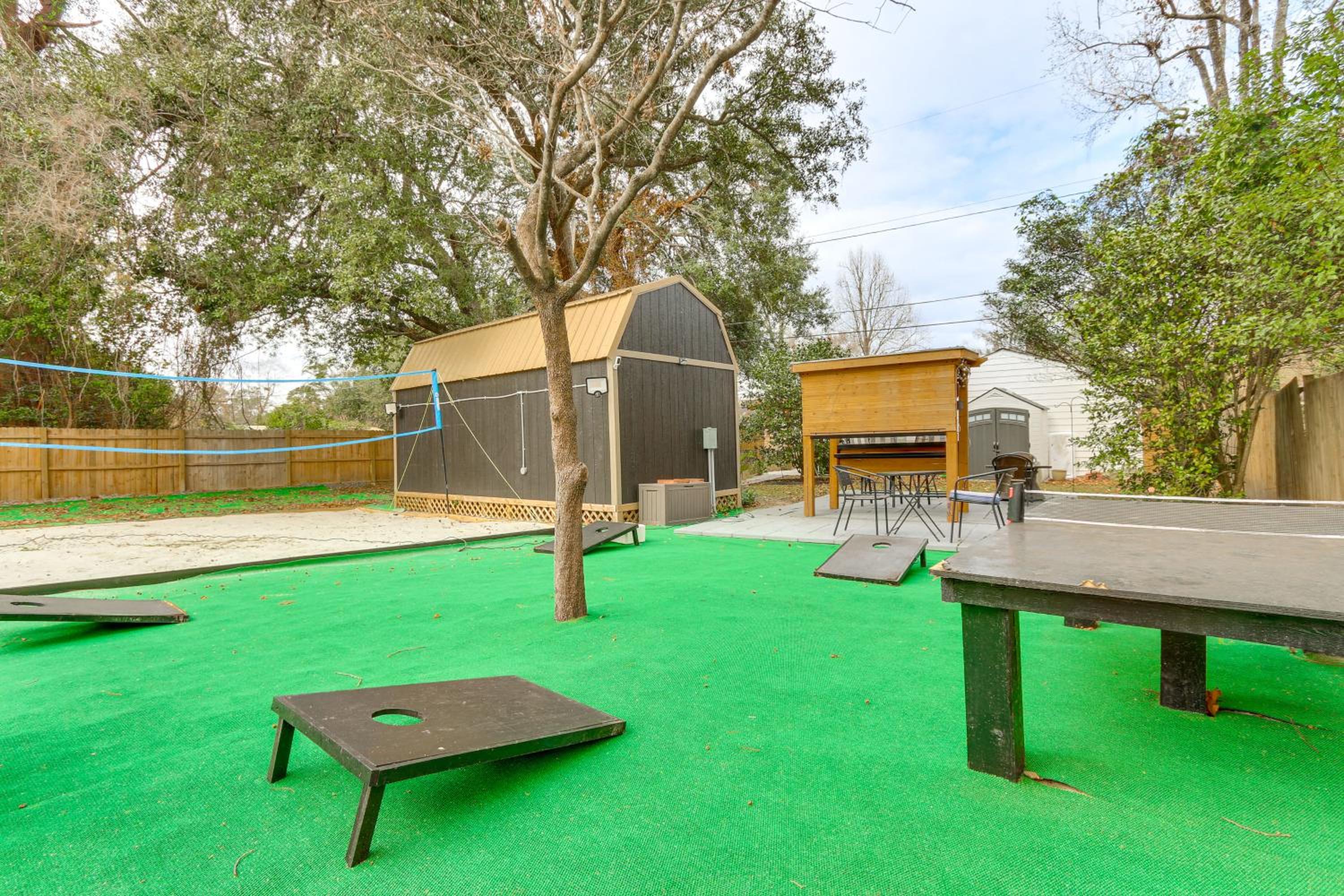 Pool, Hot Tub and Backyard Fun! Savannah Retreat