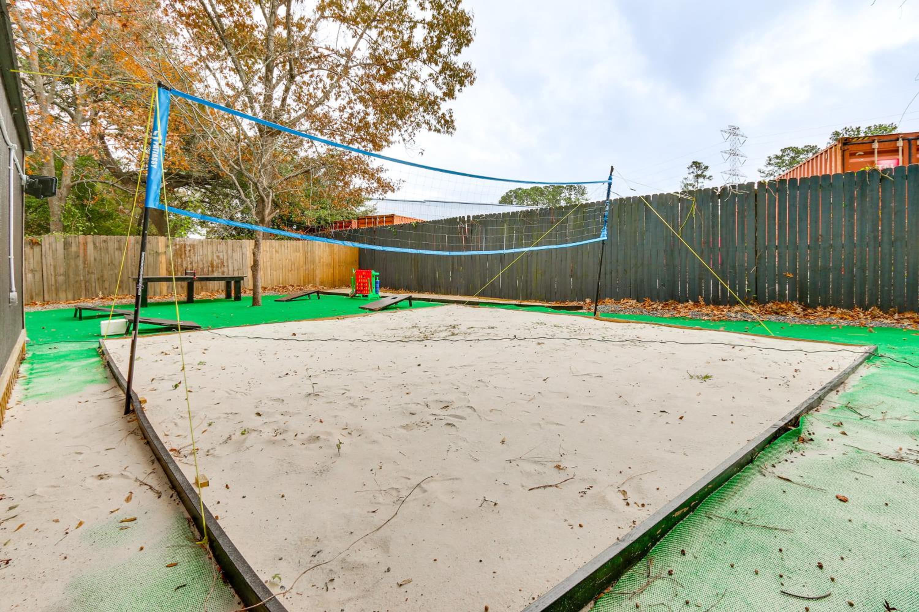 Pool, Hot Tub and Backyard Fun! Savannah Retreat