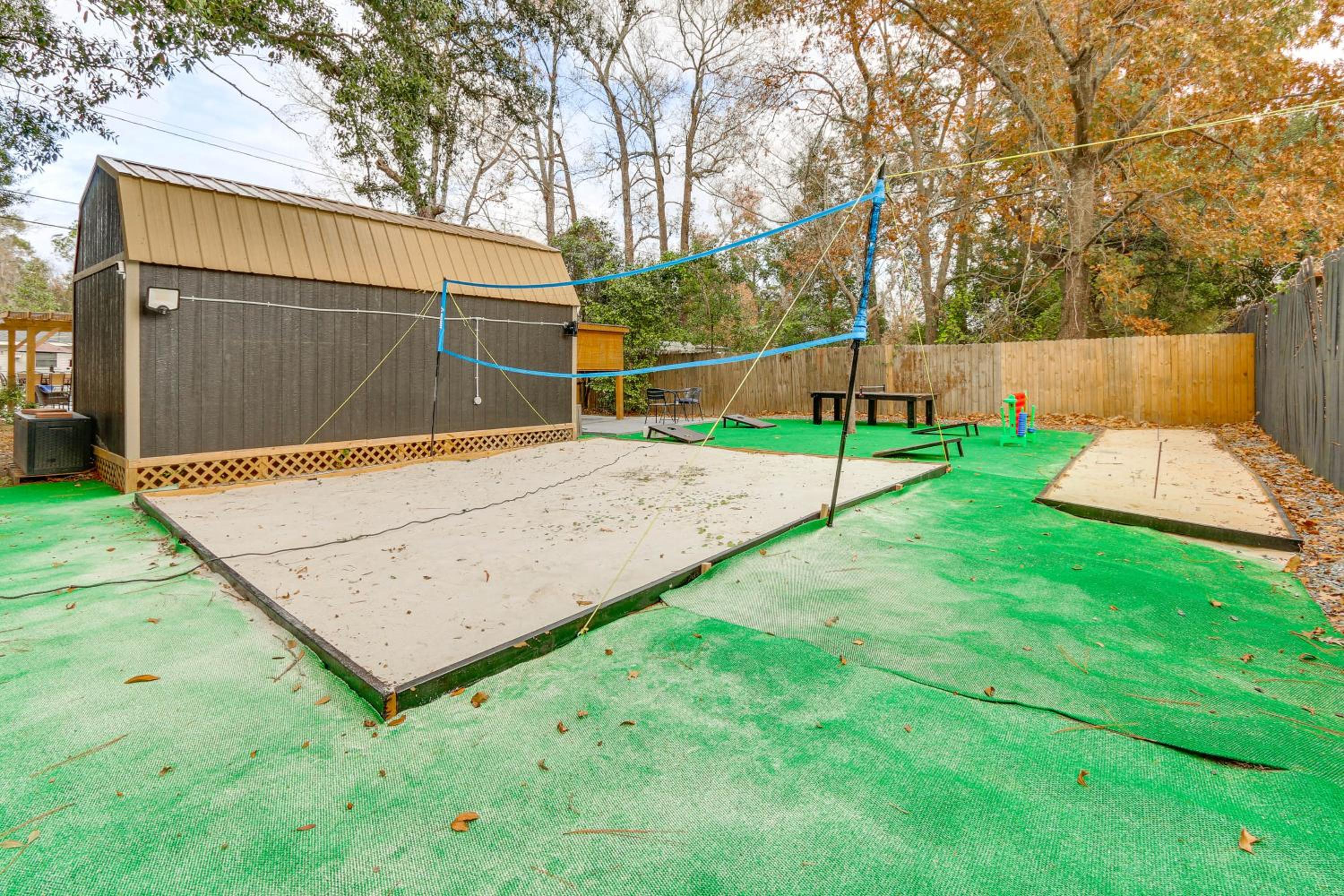 Pool, Hot Tub and Backyard Fun! Savannah Retreat