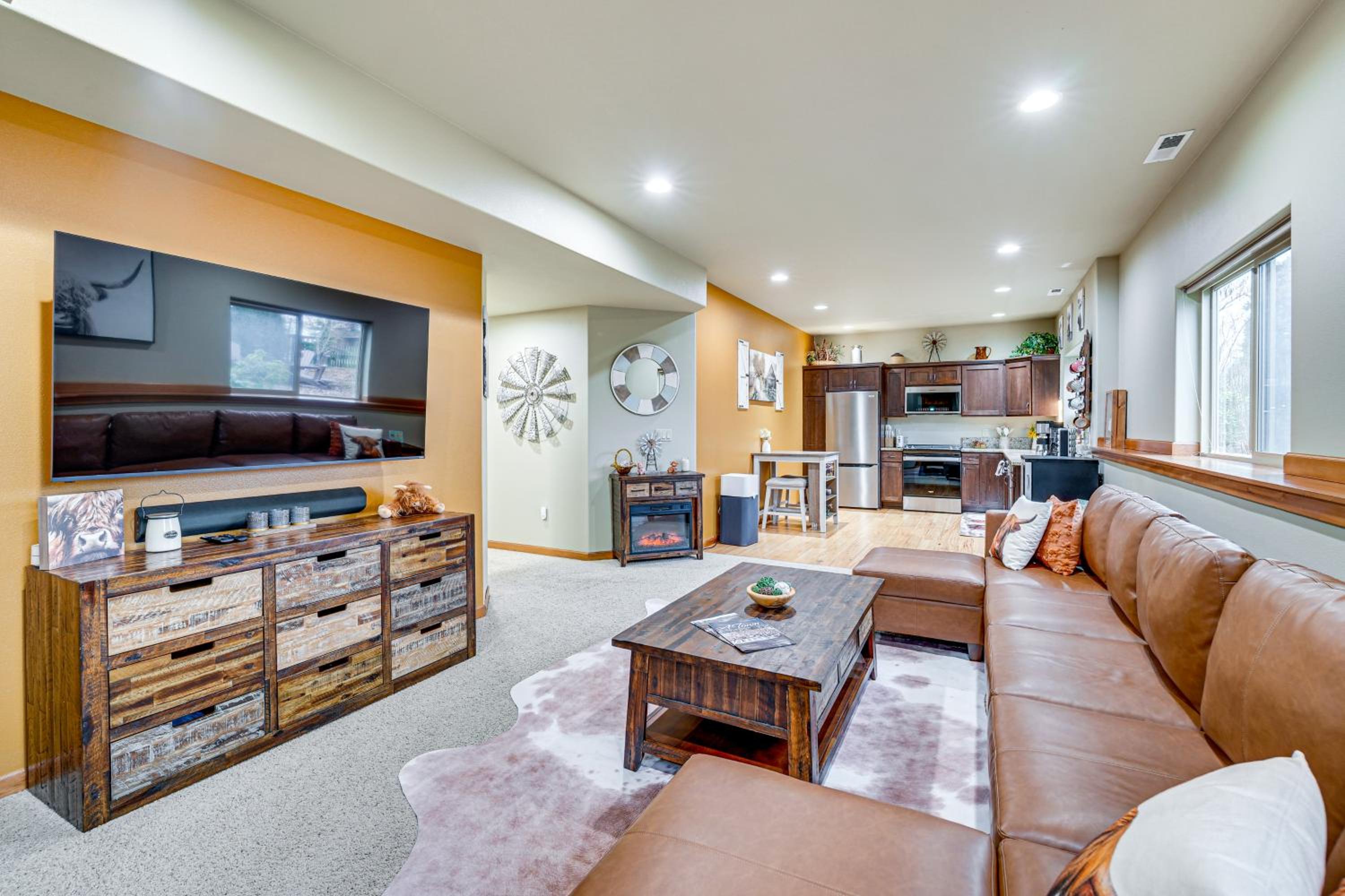 Near Ferry, Shops and Eats! Anacortes Townhome