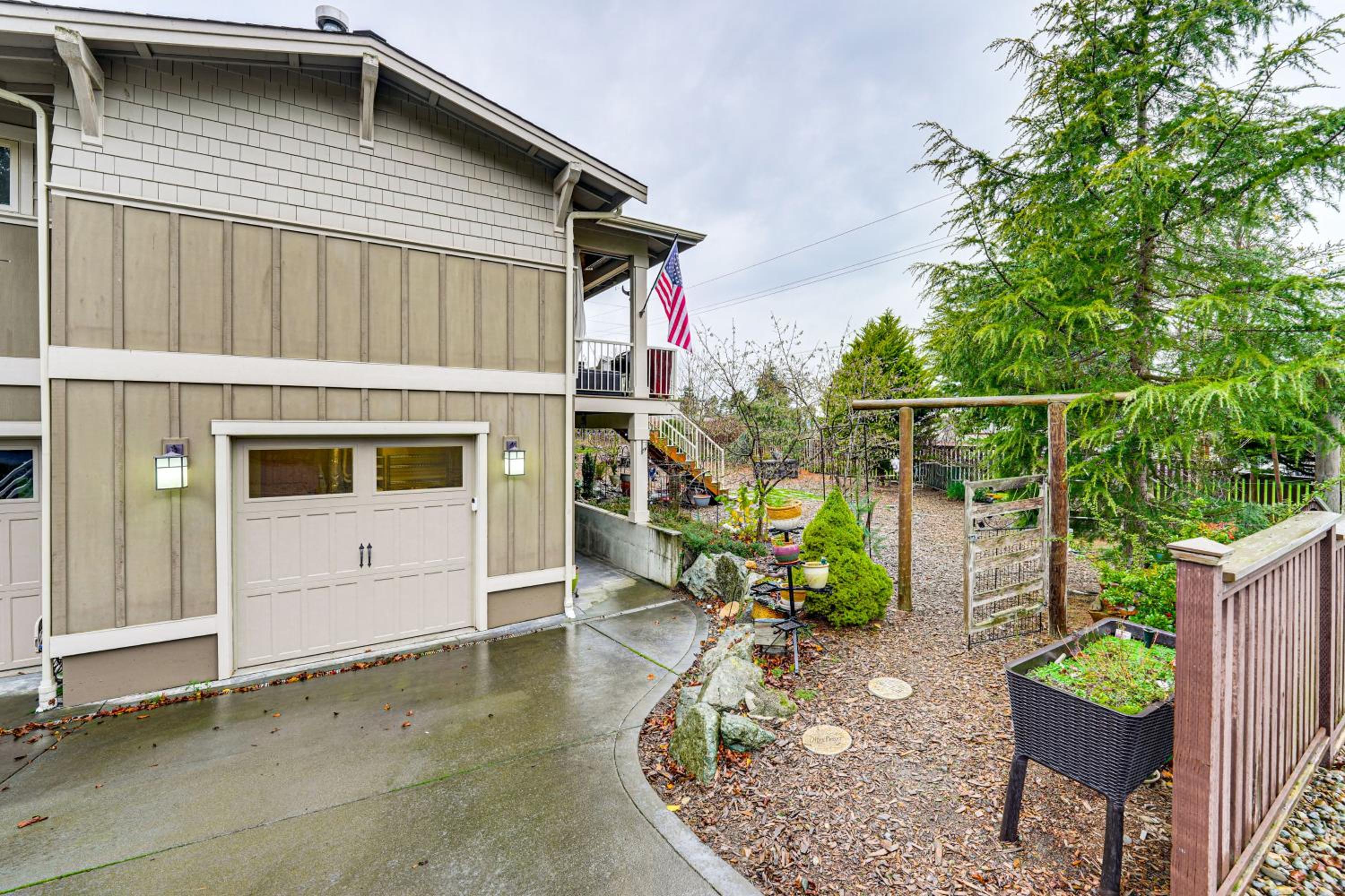 Near Ferry, Shops and Eats! Anacortes Townhome