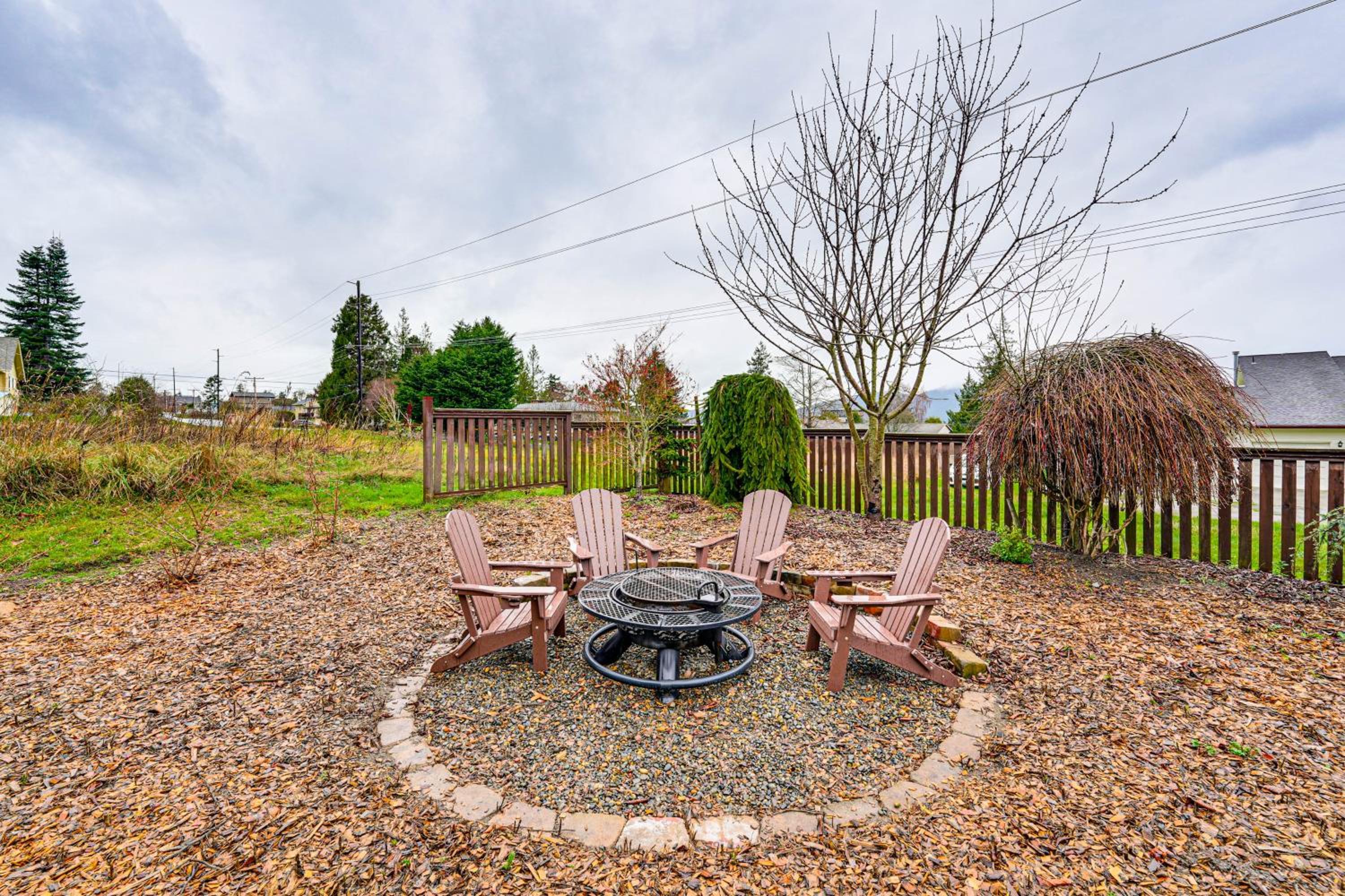 Near Ferry, Shops and Eats! Anacortes Townhome