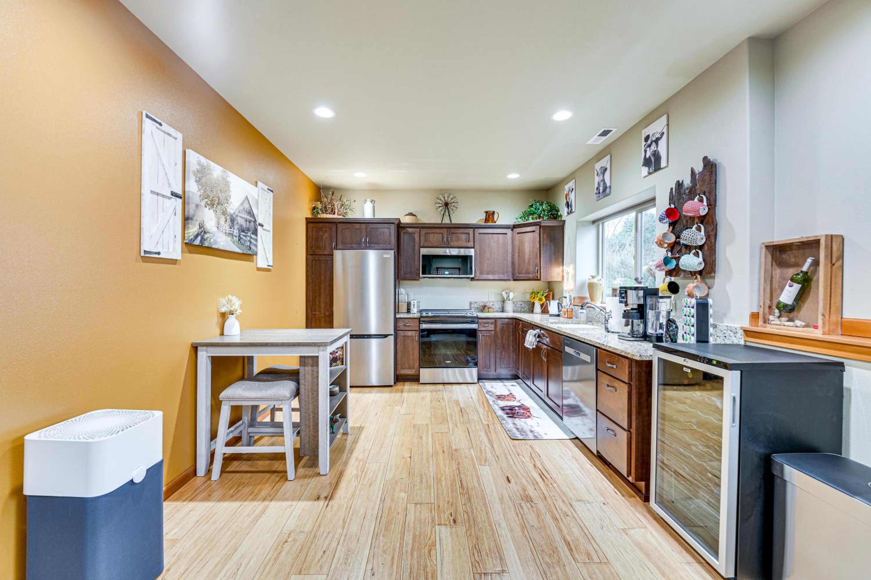Near Ferry, Shops and Eats! Anacortes Townhome