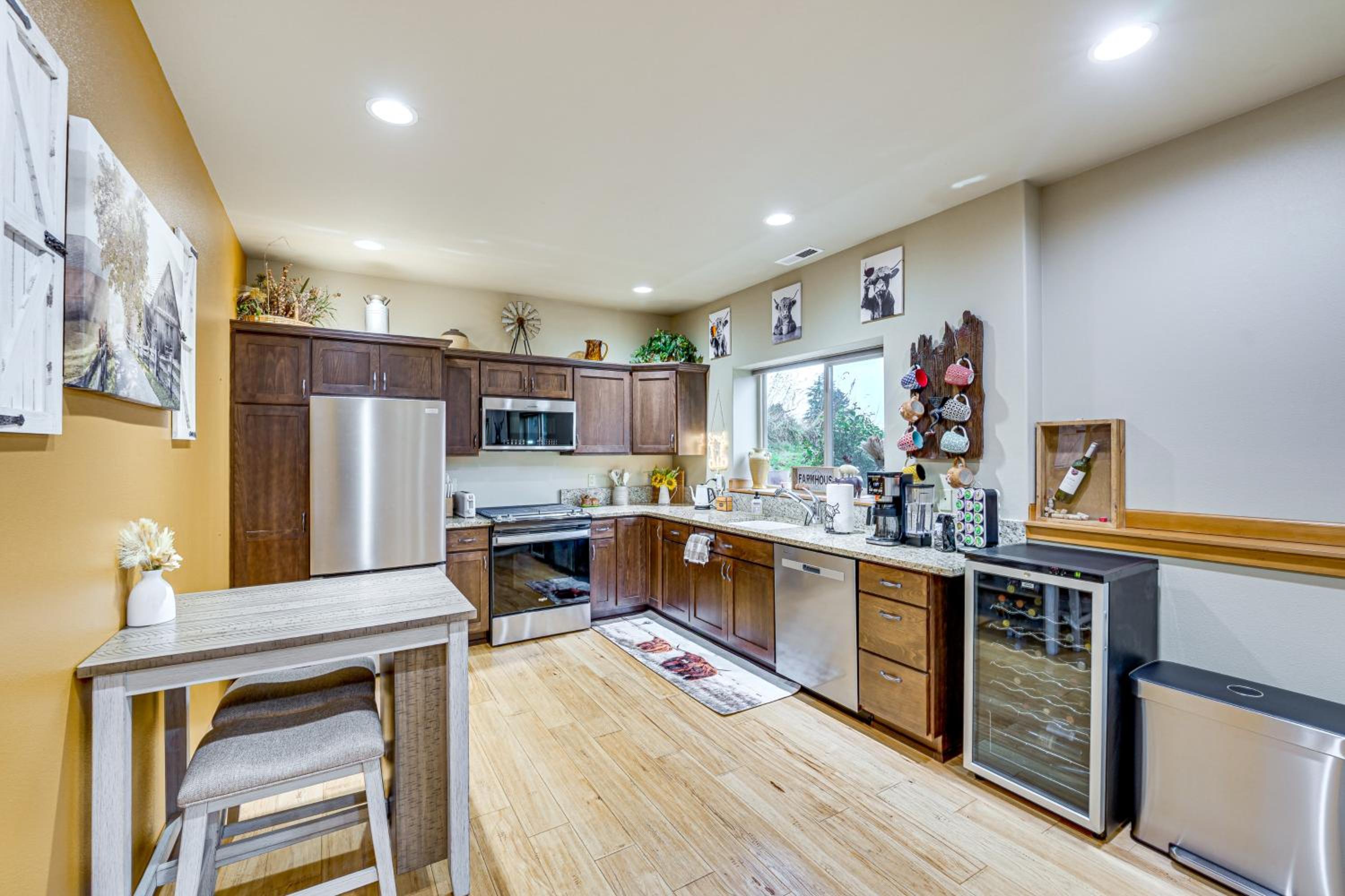 Near Ferry, Shops and Eats! Anacortes Townhome