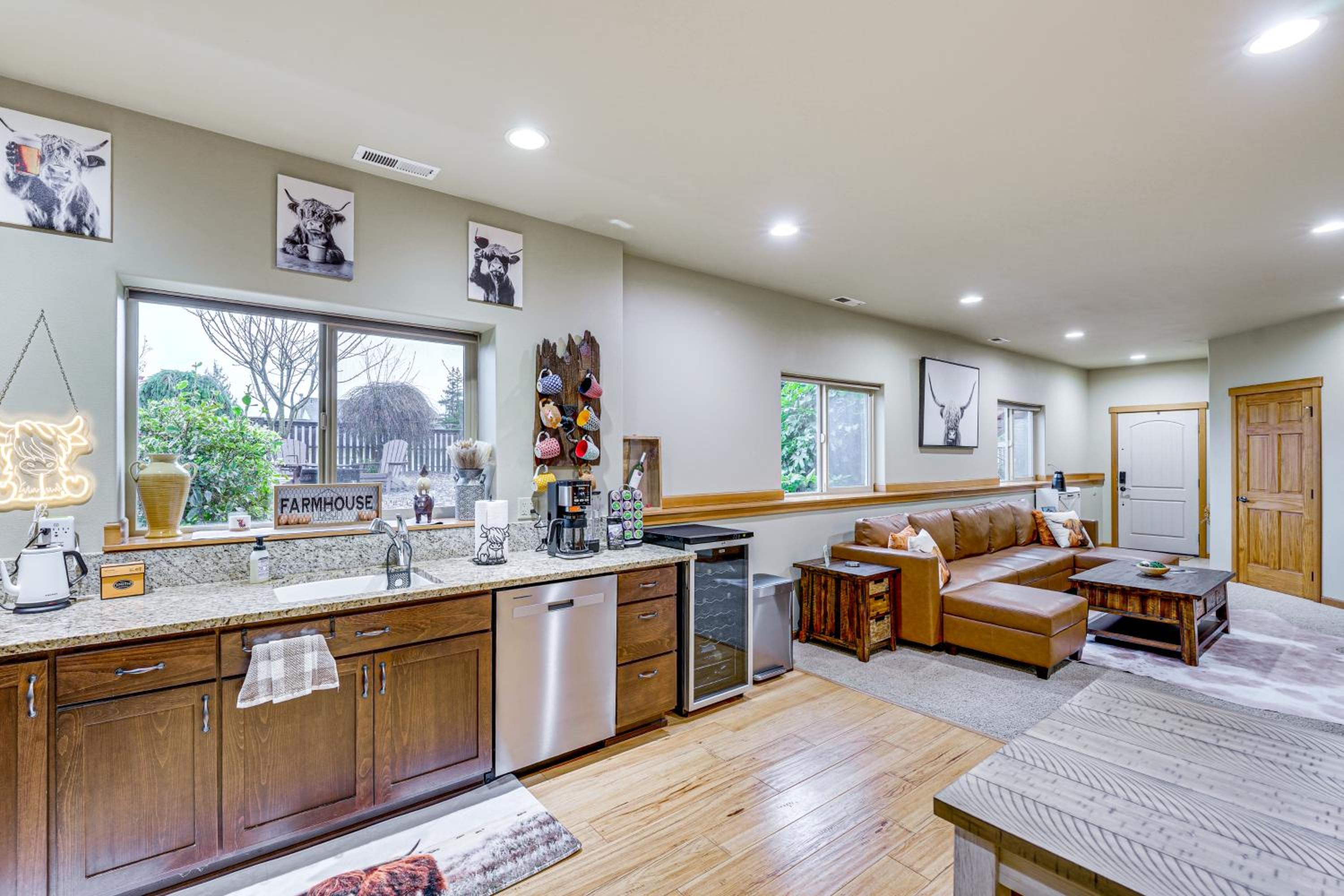 Near Ferry, Shops and Eats! Anacortes Townhome