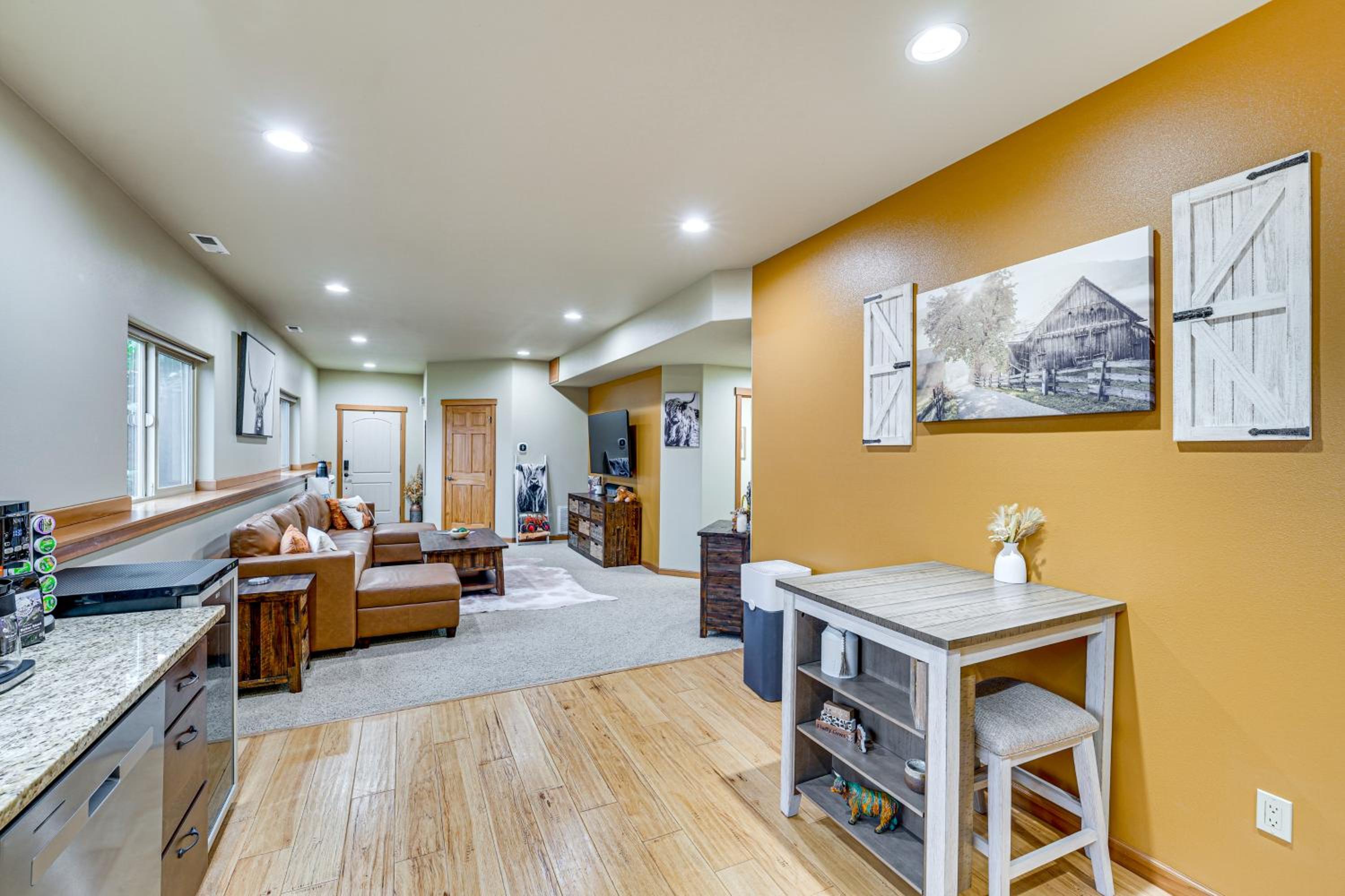 Near Ferry, Shops and Eats! Anacortes Townhome