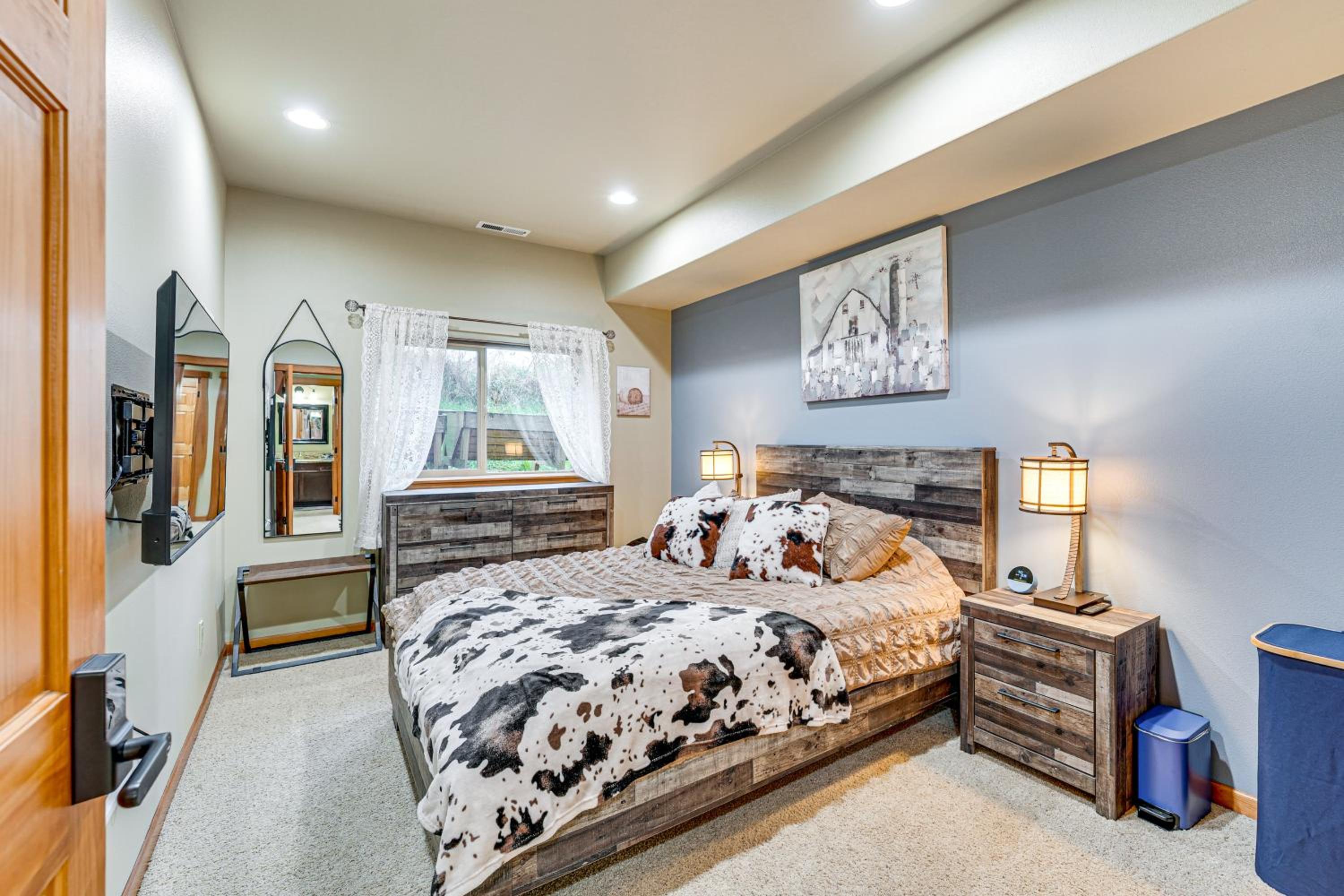Near Ferry, Shops and Eats! Anacortes Townhome