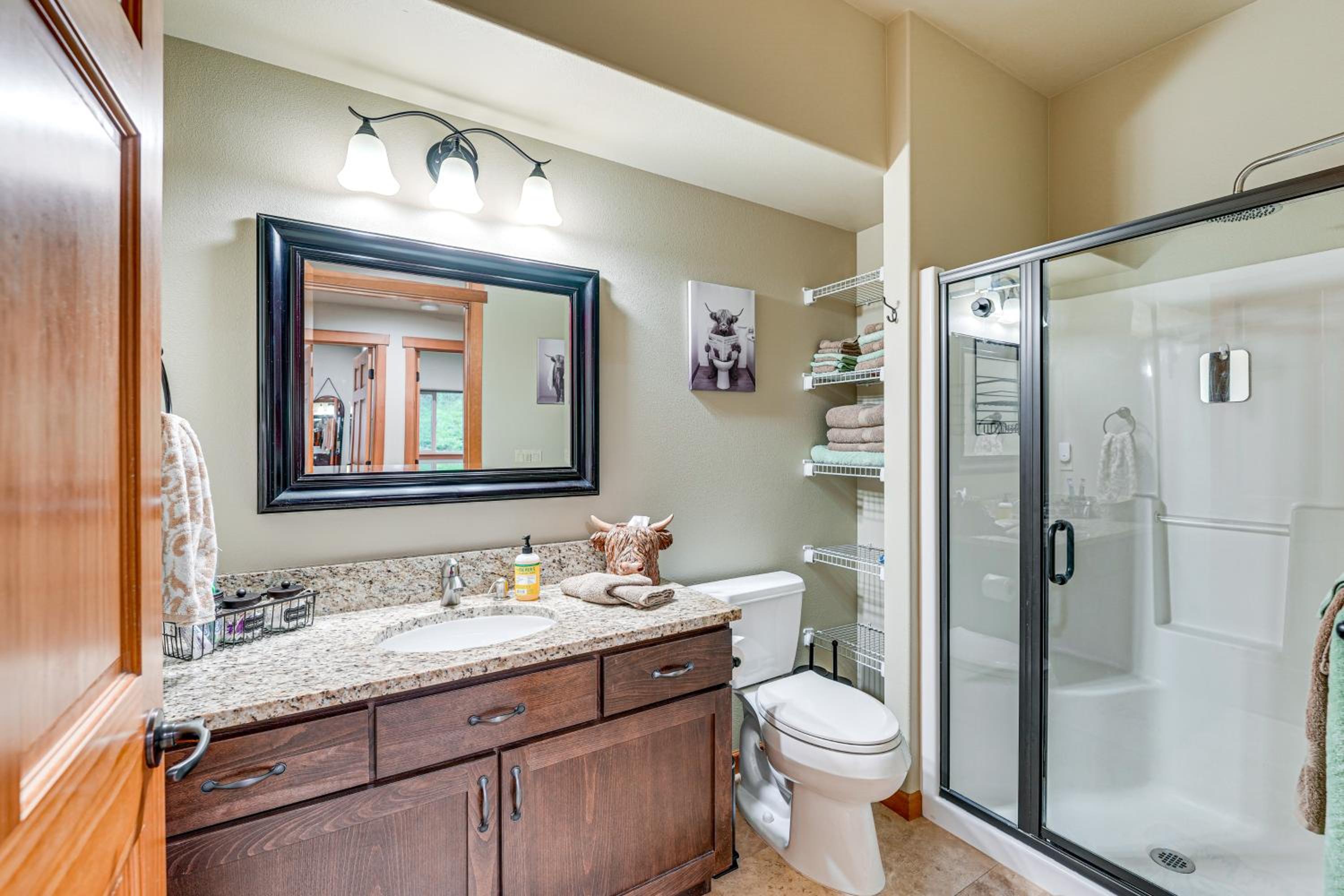 Near Ferry, Shops and Eats! Anacortes Townhome