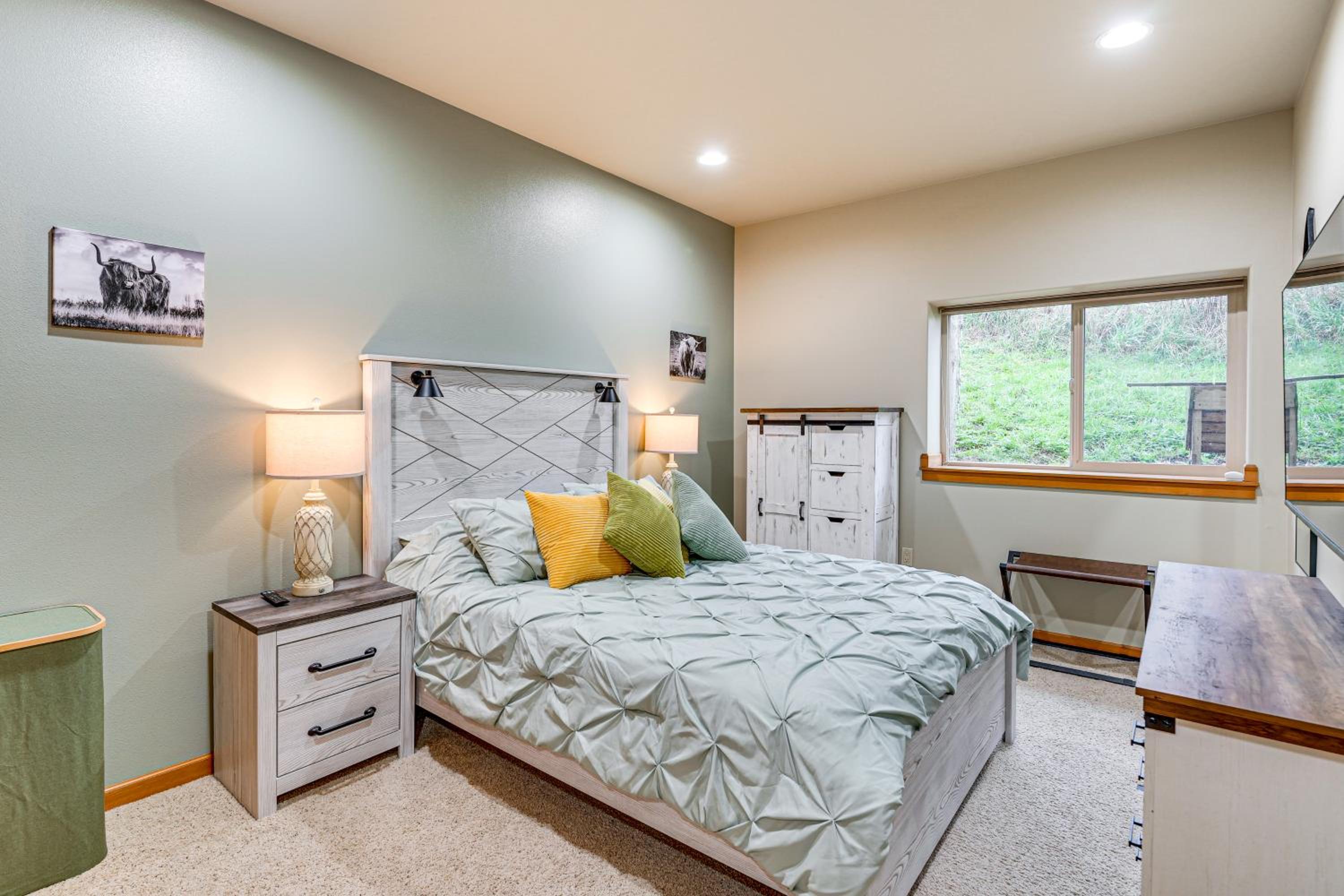 Near Ferry, Shops and Eats! Anacortes Townhome