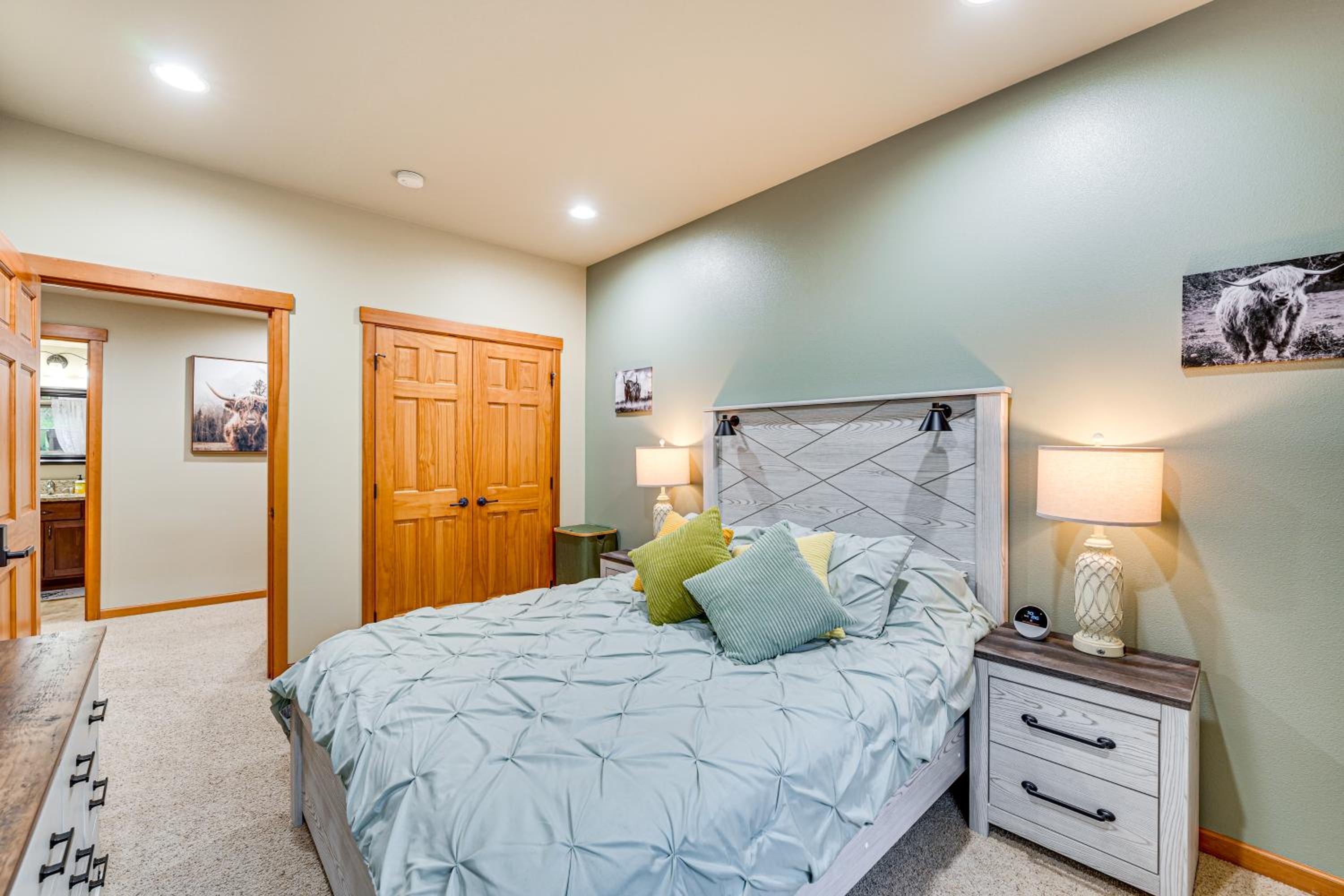 Near Ferry, Shops and Eats! Anacortes Townhome