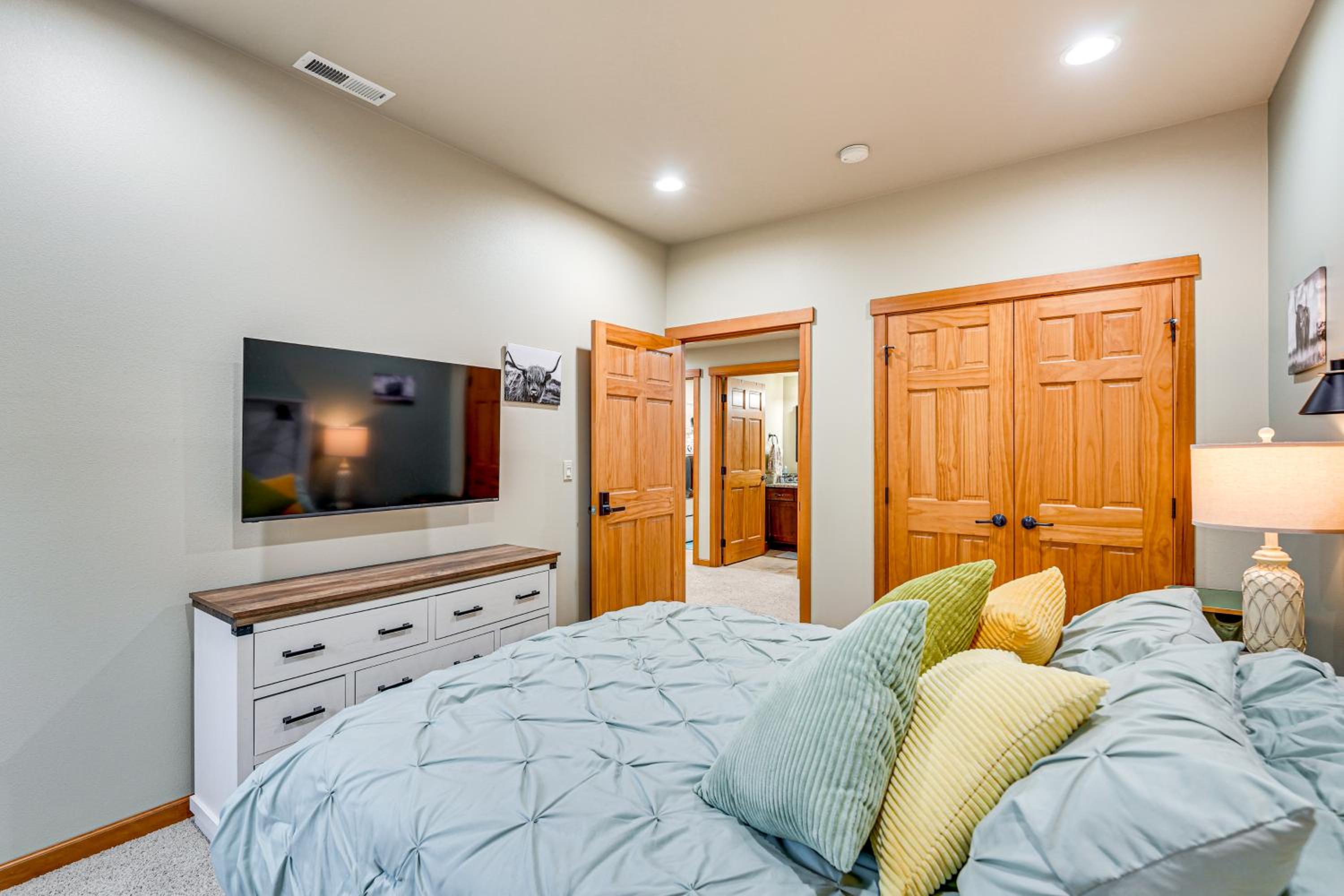 Near Ferry, Shops and Eats! Anacortes Townhome