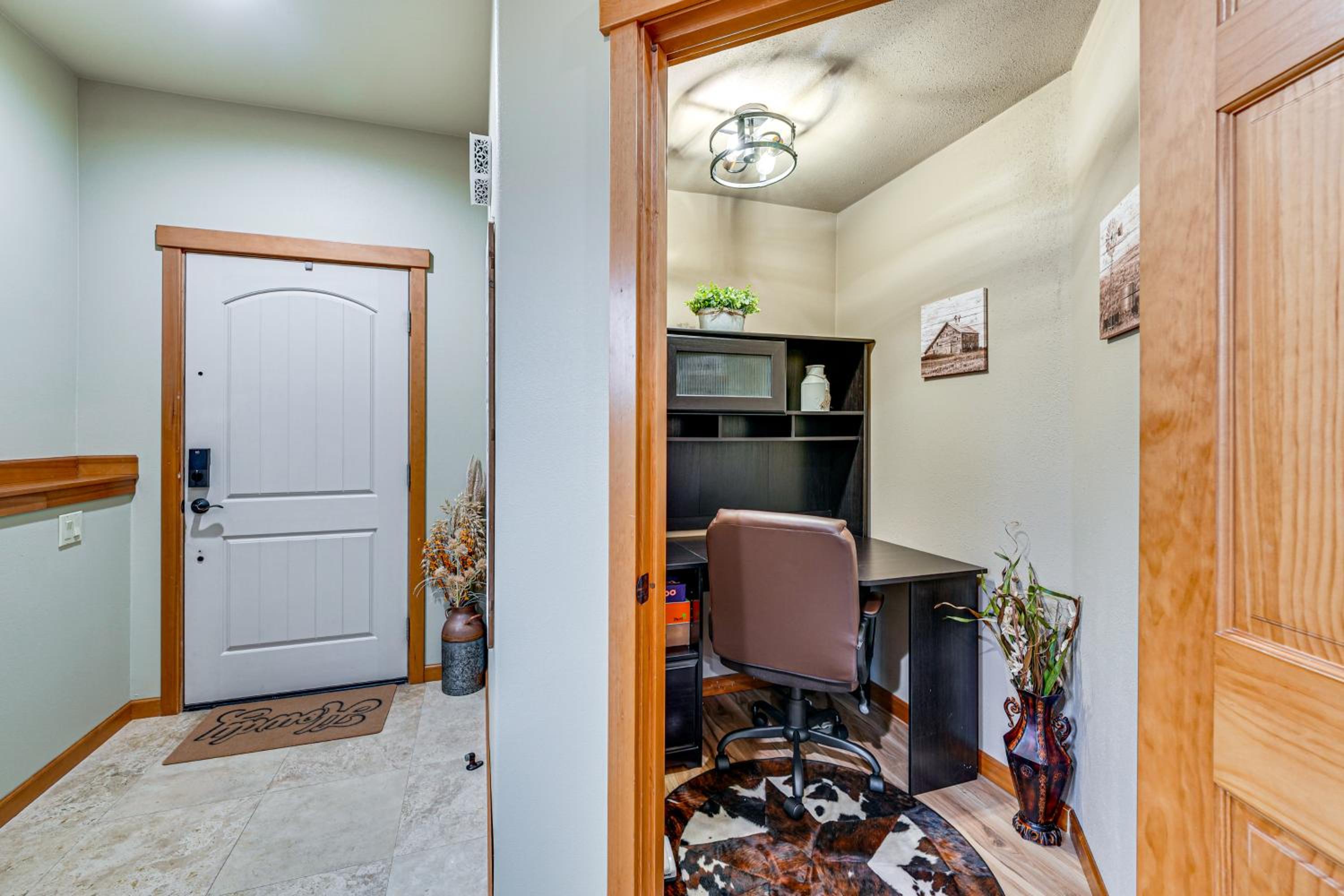 Near Ferry, Shops and Eats! Anacortes Townhome