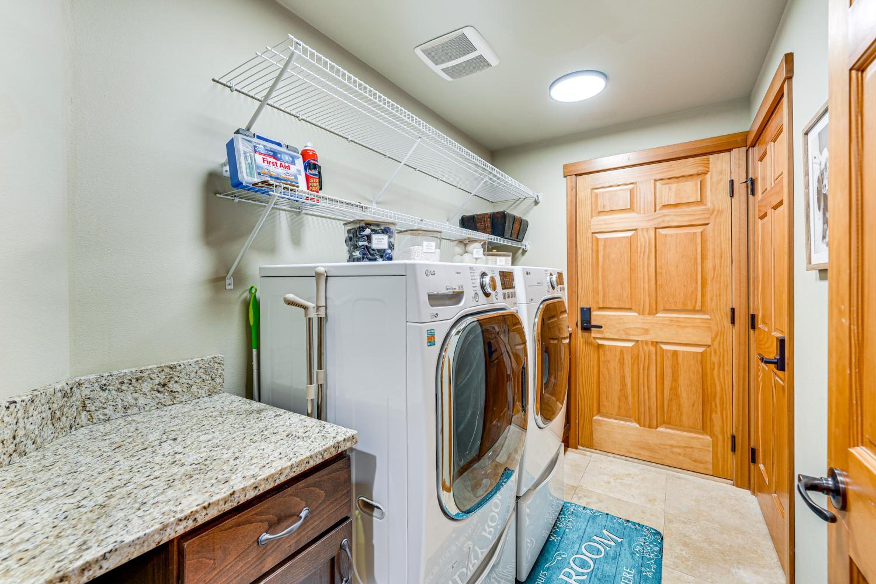 Near Ferry, Shops and Eats! Anacortes Townhome