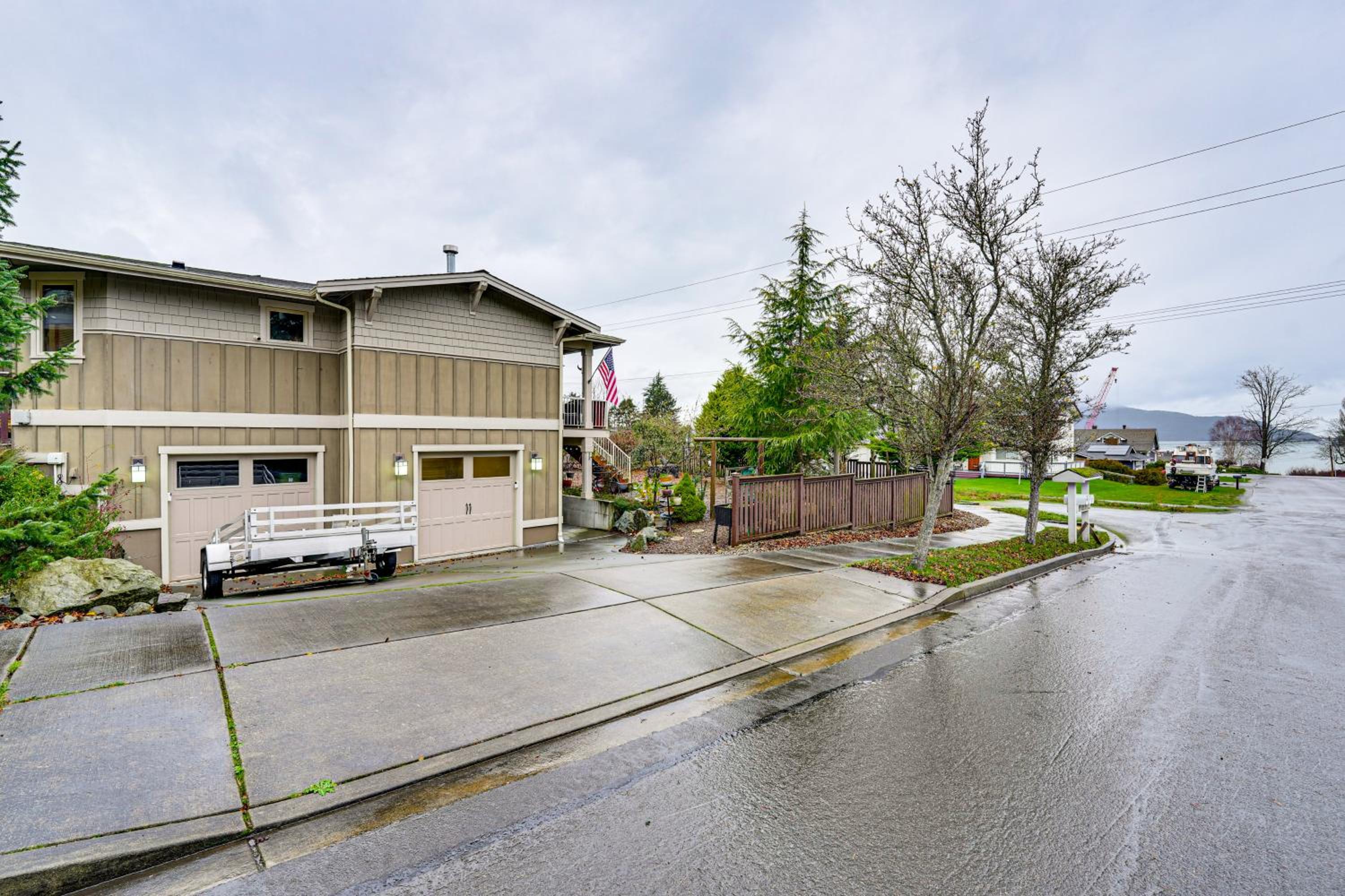 Near Ferry, Shops and Eats! Anacortes Townhome