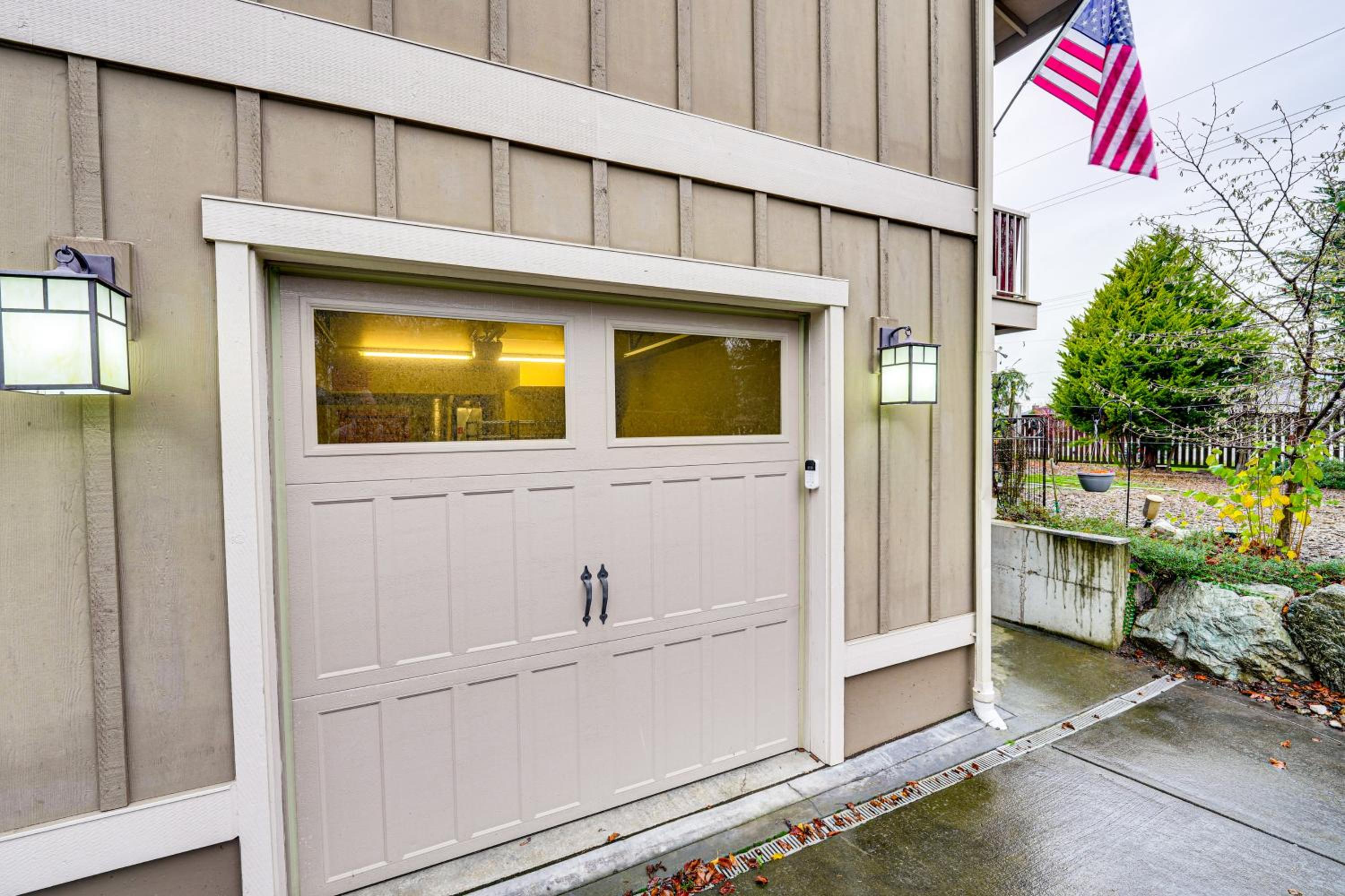 Near Ferry, Shops and Eats! Anacortes Townhome