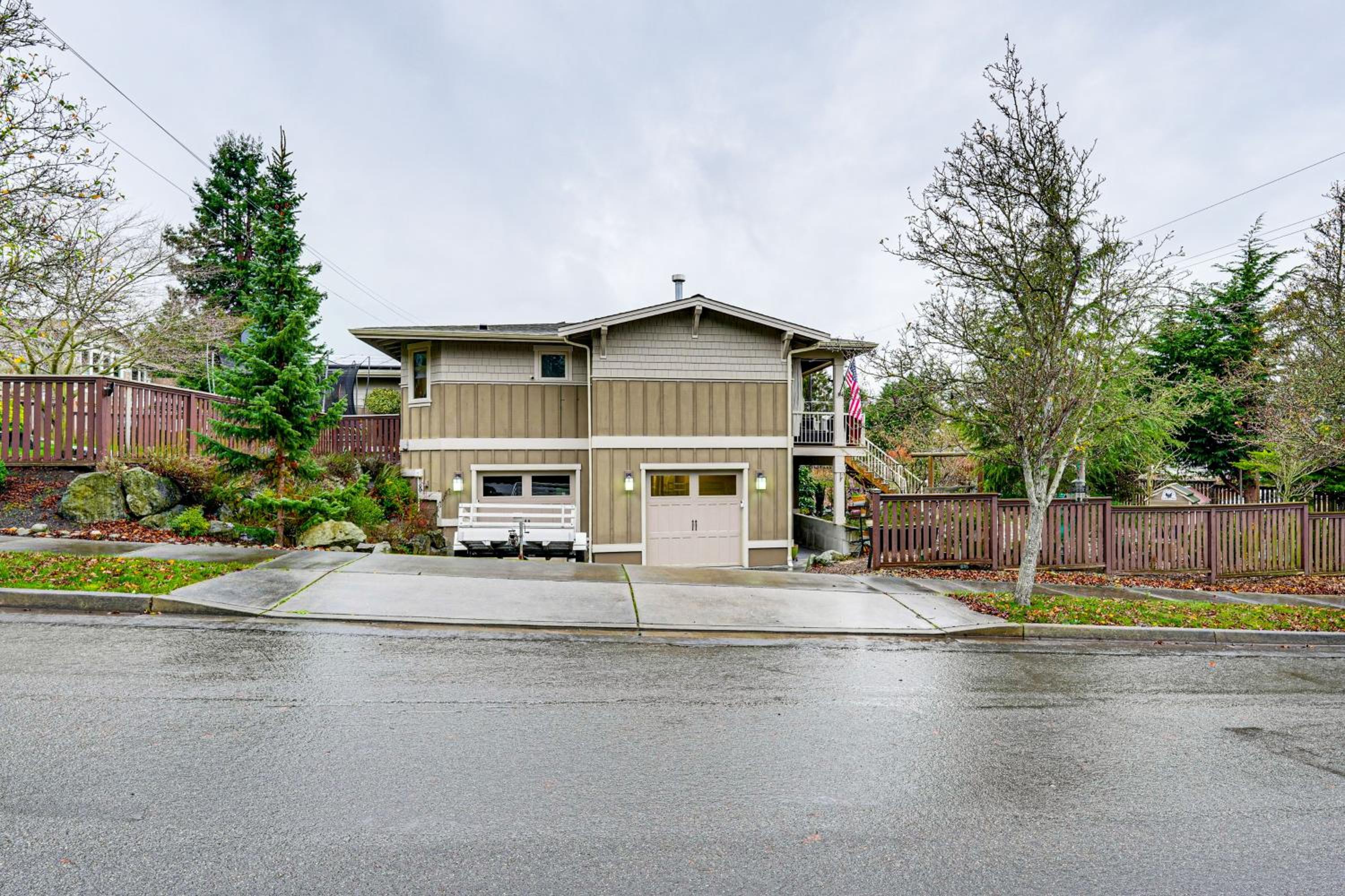 Near Ferry, Shops and Eats! Anacortes Townhome