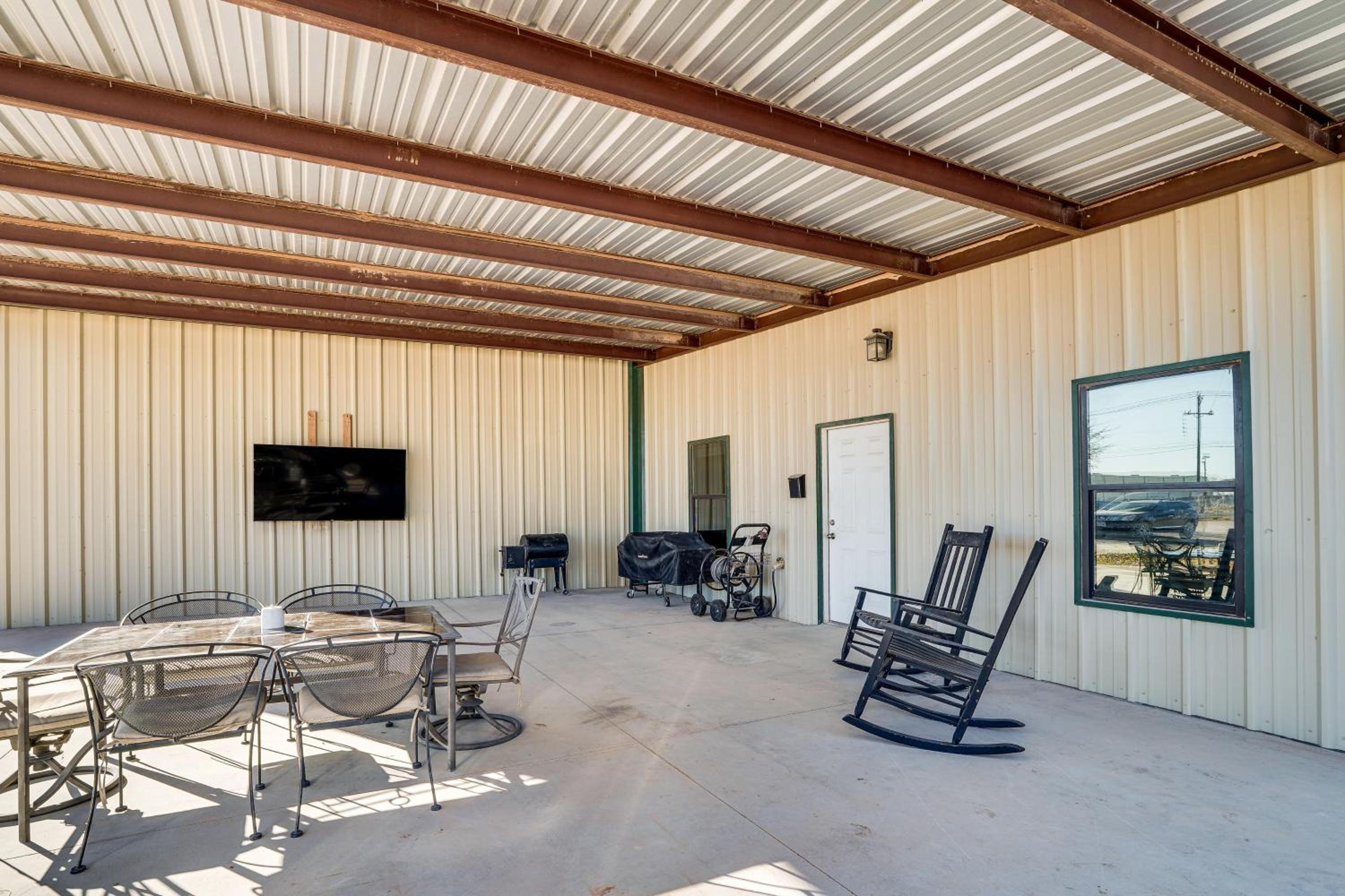 Large Patio and Grill! Group Stay in Midland