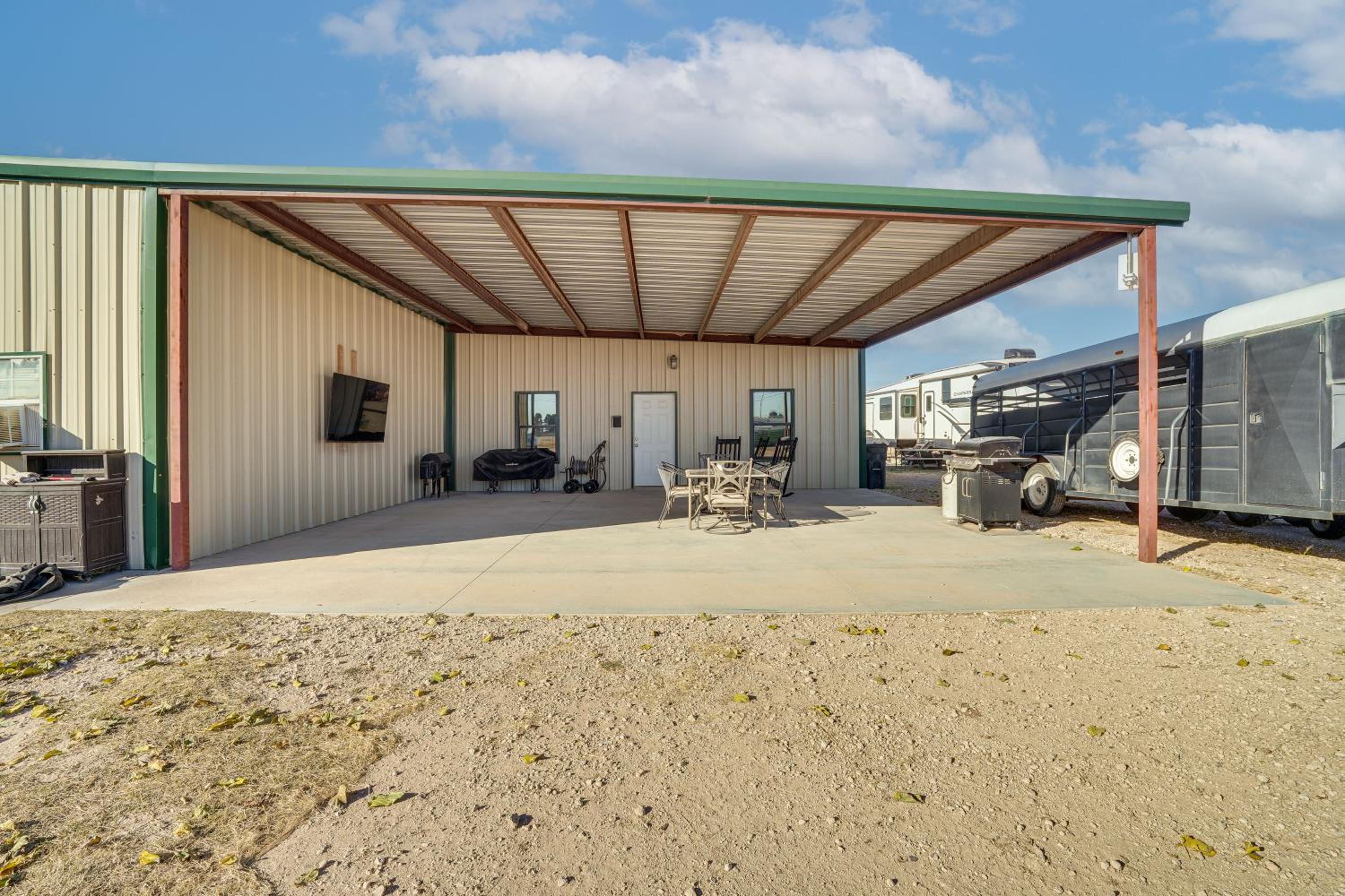Large Patio and Grill! Group Stay in Midland