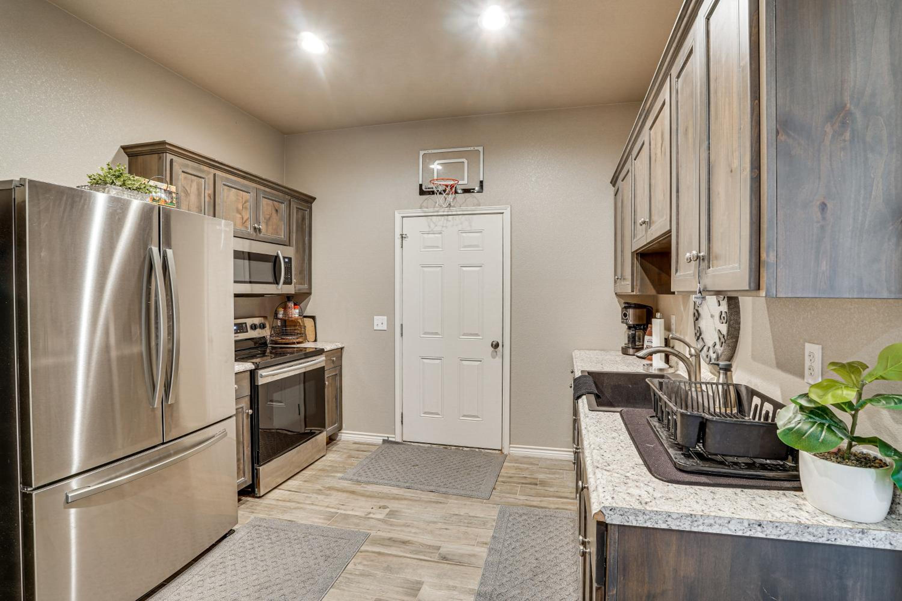 Large Patio and Grill! Group Stay in Midland