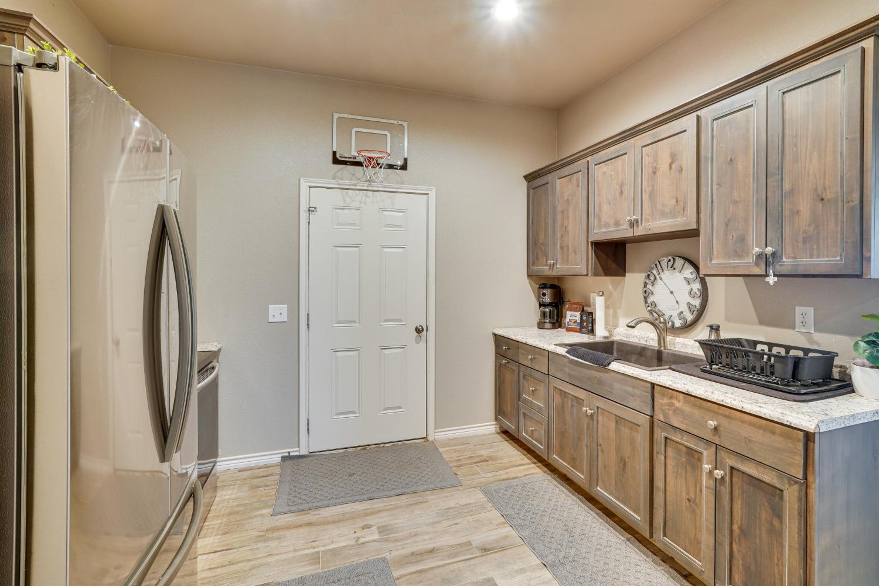 Large Patio and Grill! Group Stay in Midland