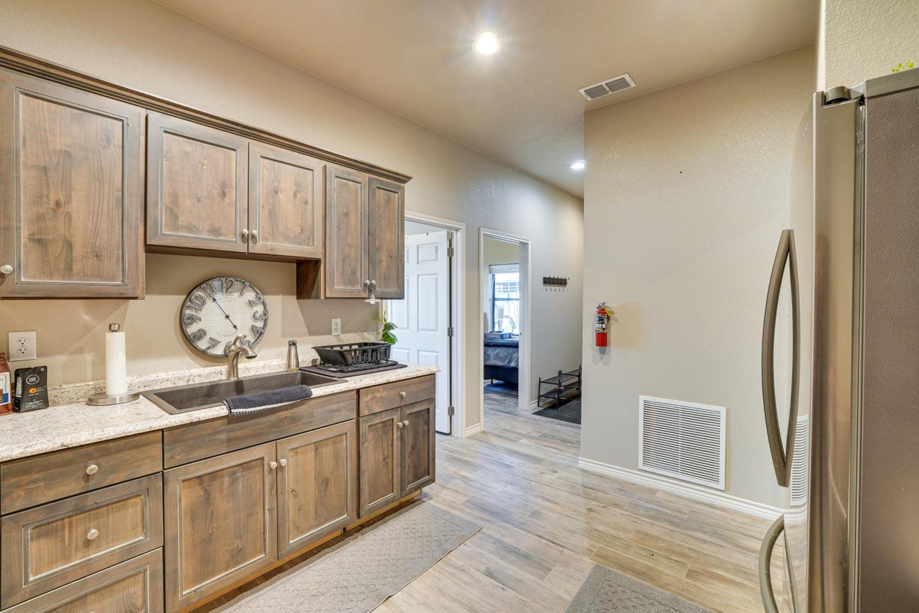 Large Patio and Grill! Group Stay in Midland