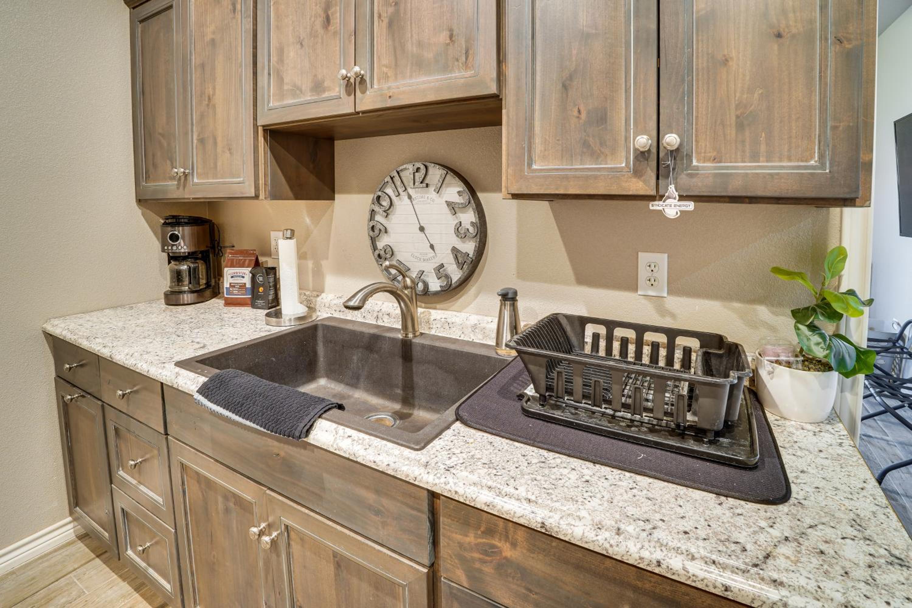 Large Patio and Grill! Group Stay in Midland