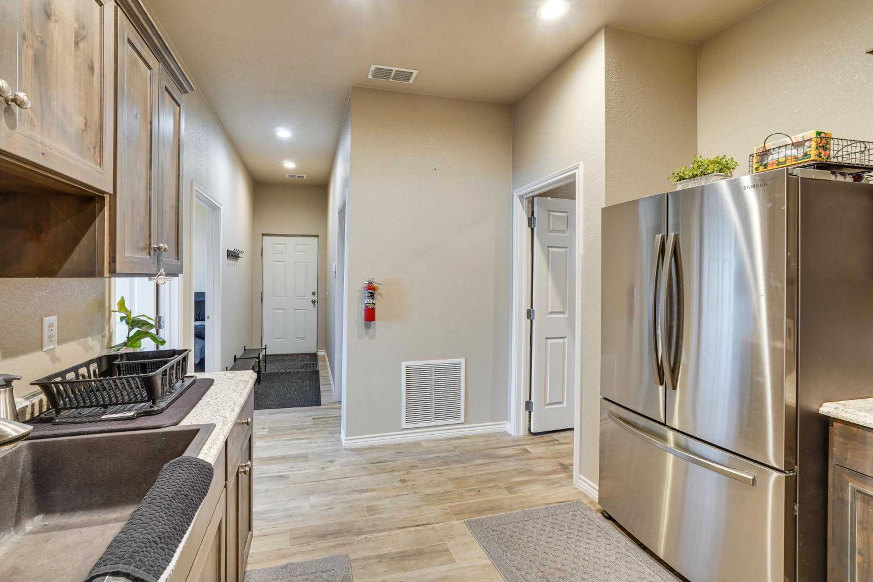 Large Patio and Grill! Group Stay in Midland