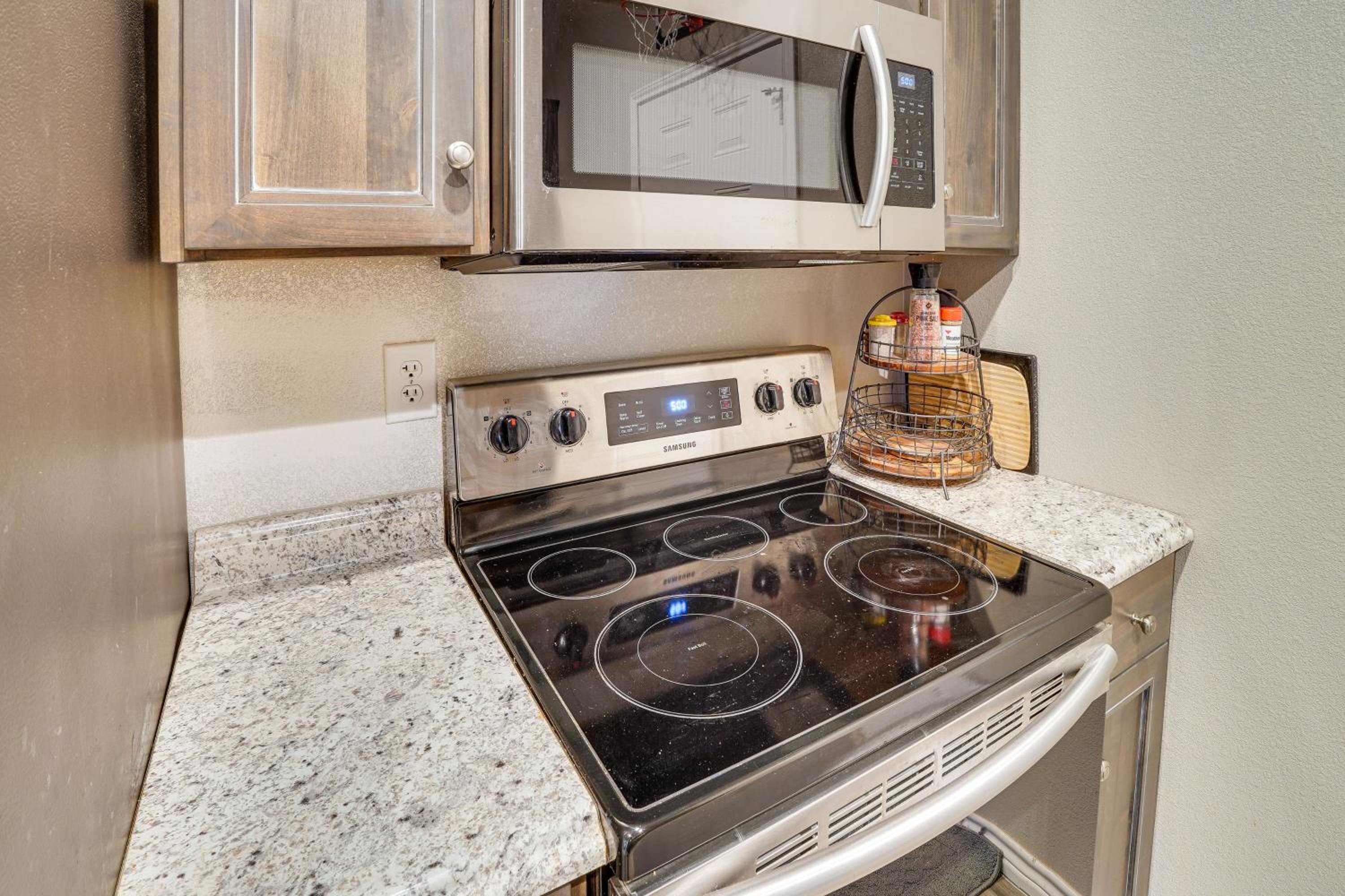 Large Patio and Grill! Group Stay in Midland