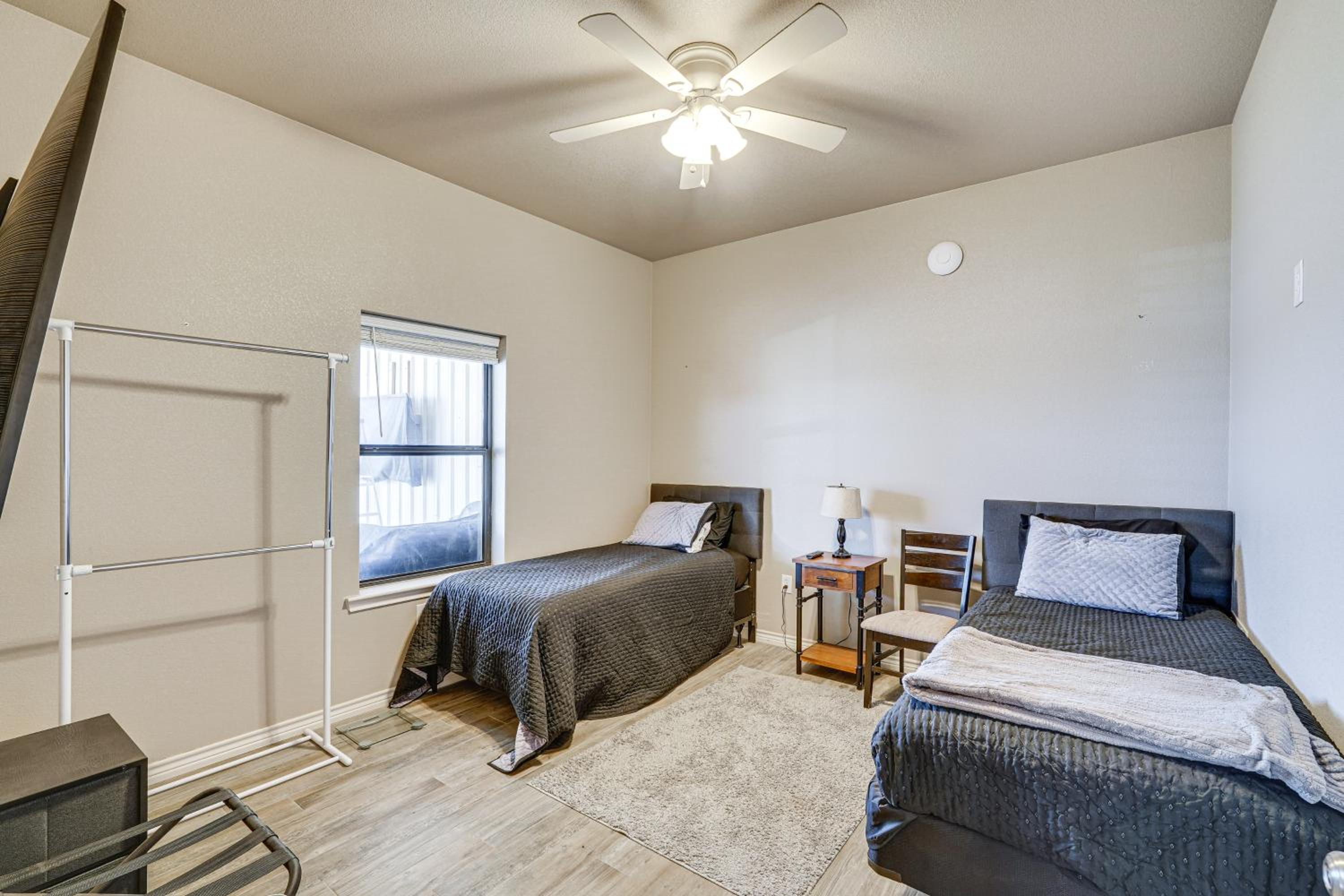 Large Patio and Grill! Group Stay in Midland