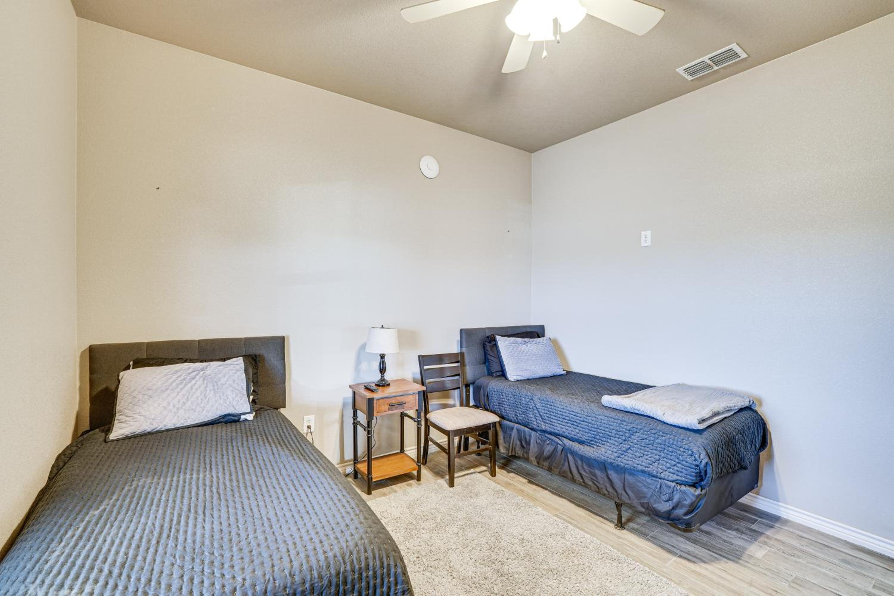 Large Patio and Grill! Group Stay in Midland