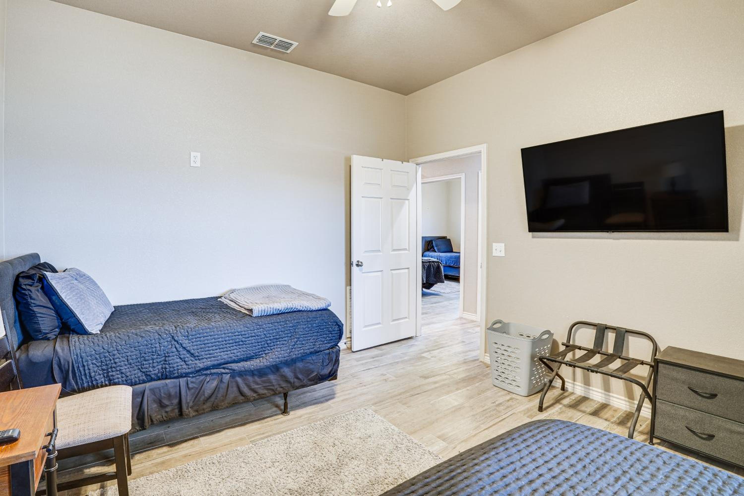 Large Patio and Grill! Group Stay in Midland